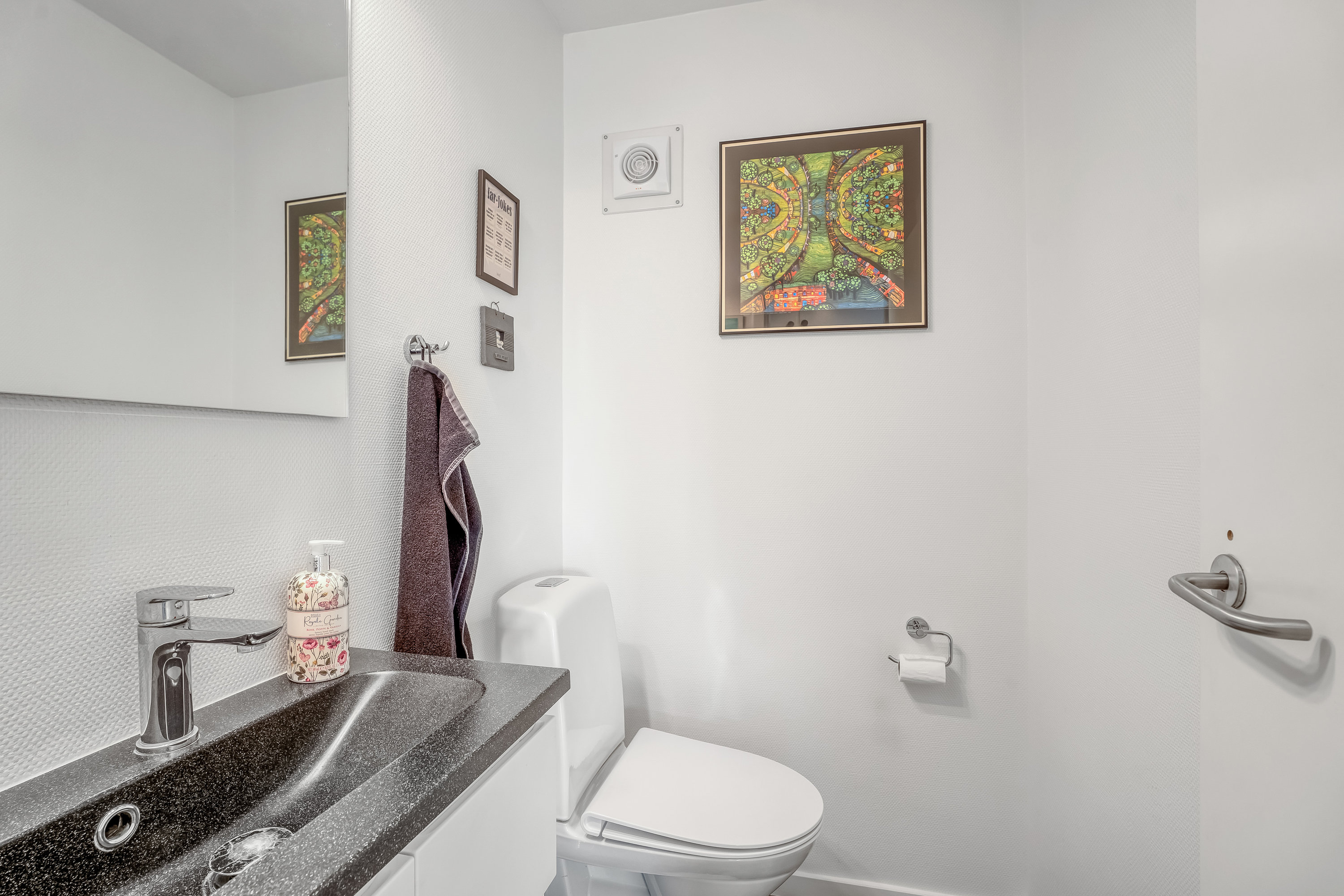 Fremhævet toilet billede i fuldskærmstilstand. Billede af Fyrrevænget 11, Sundby, 4800 Nykøbing F