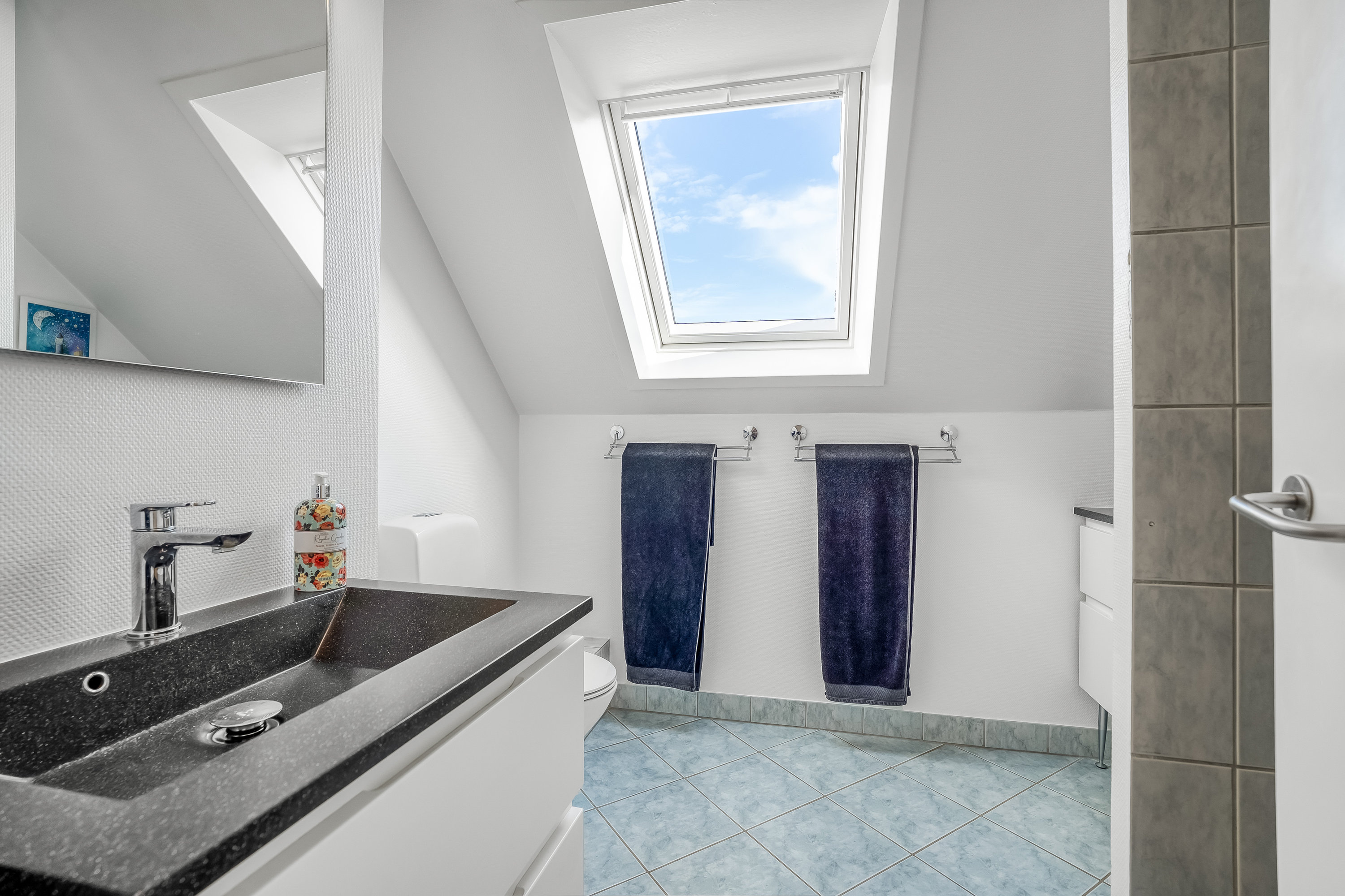 Fremhævet badeværelse billede i fuldskærmstilstand. Billede af Fyrrevænget 11, Sundby, 4800 Nykøbing F