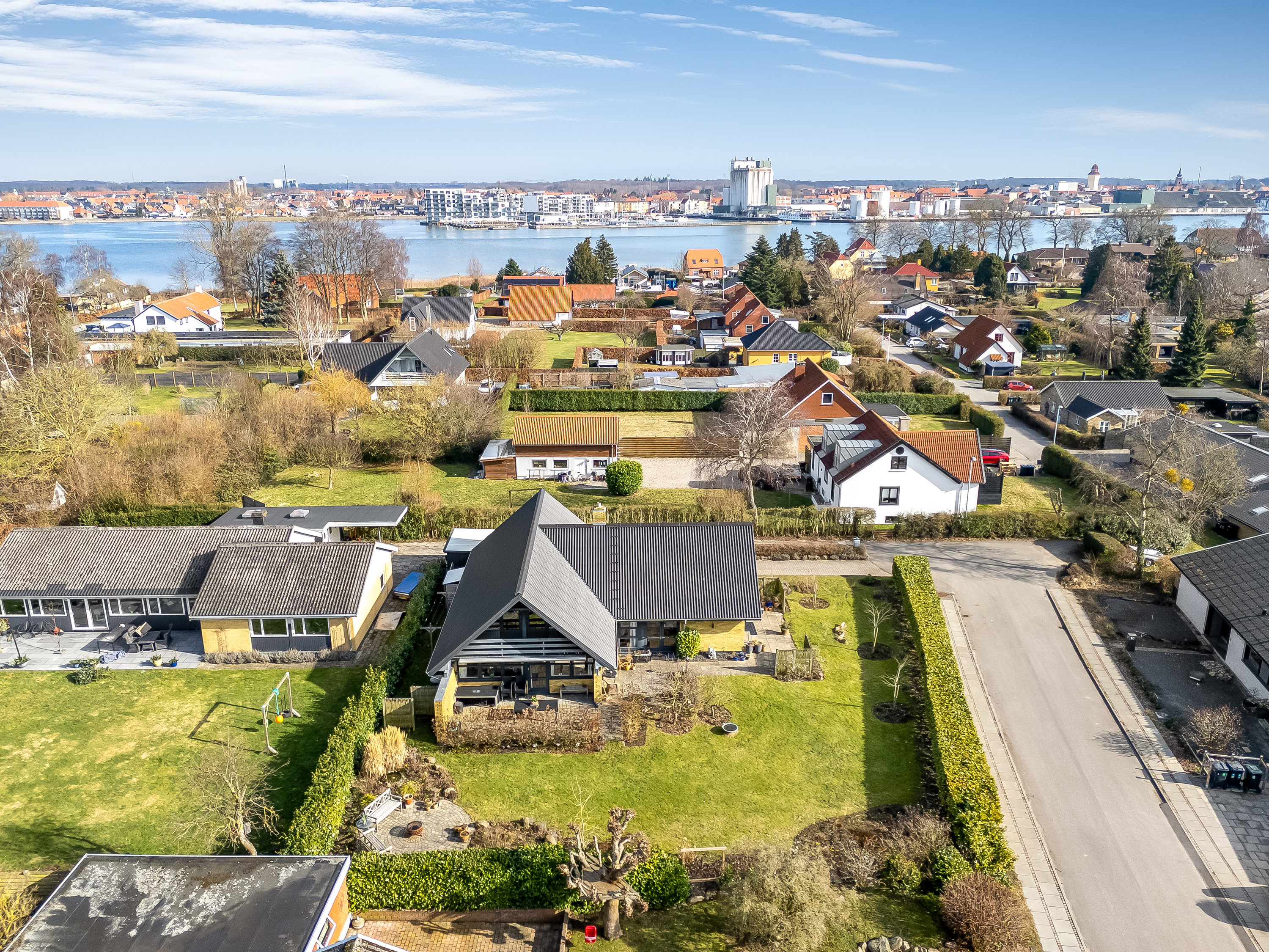 Fremhævet luftfoto billede i fuldskærmstilstand. Billede af Fyrrevænget 11, Sundby, 4800 Nykøbing F