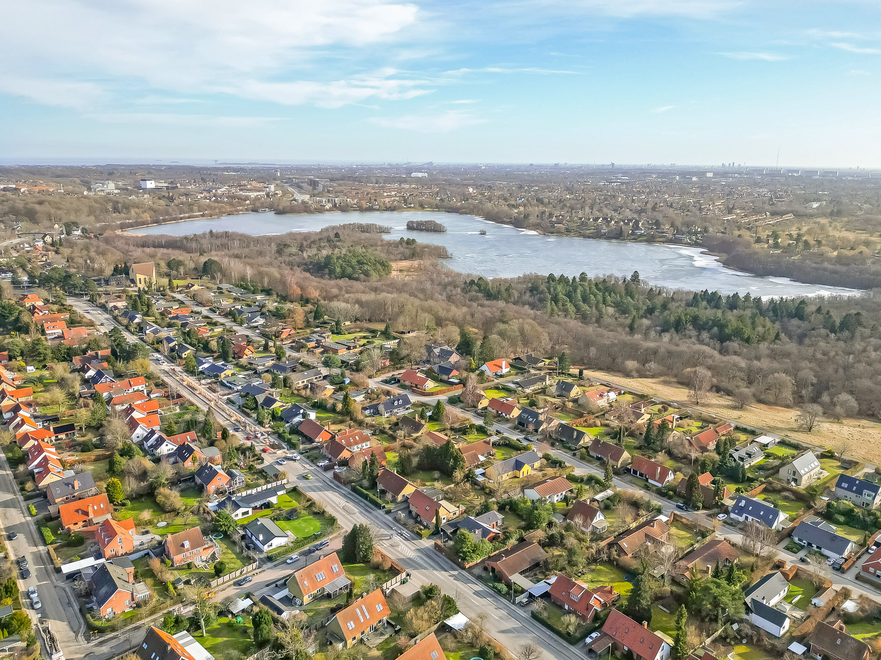 Fremhævet luftfoto billede i fuldskærmstilstand. Billede af Hummeltoftevej 107, 2830 Virum