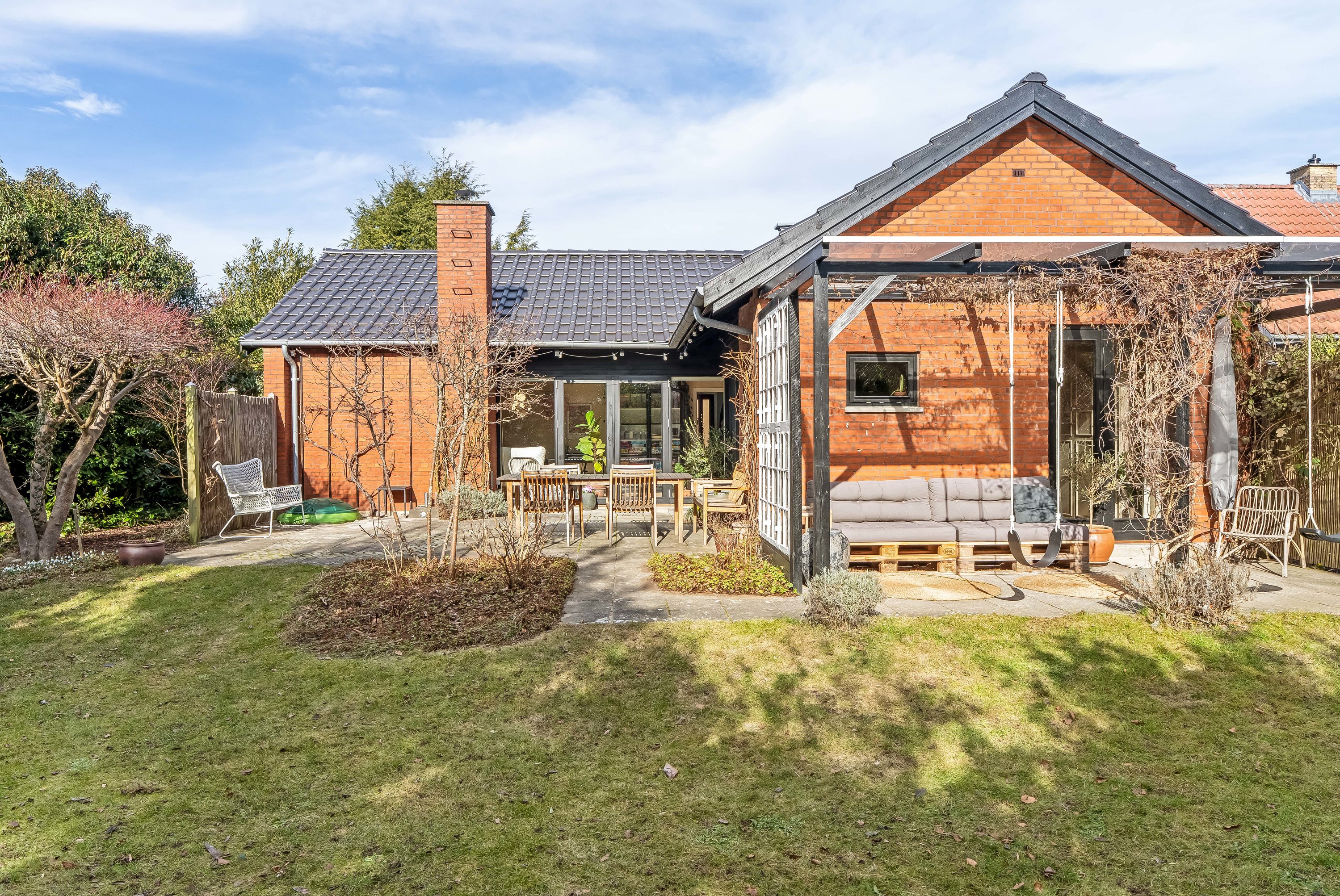 Fremhævet facade billede i fuldskærmstilstand. Billede af Hummeltoftevej 107, 2830 Virum