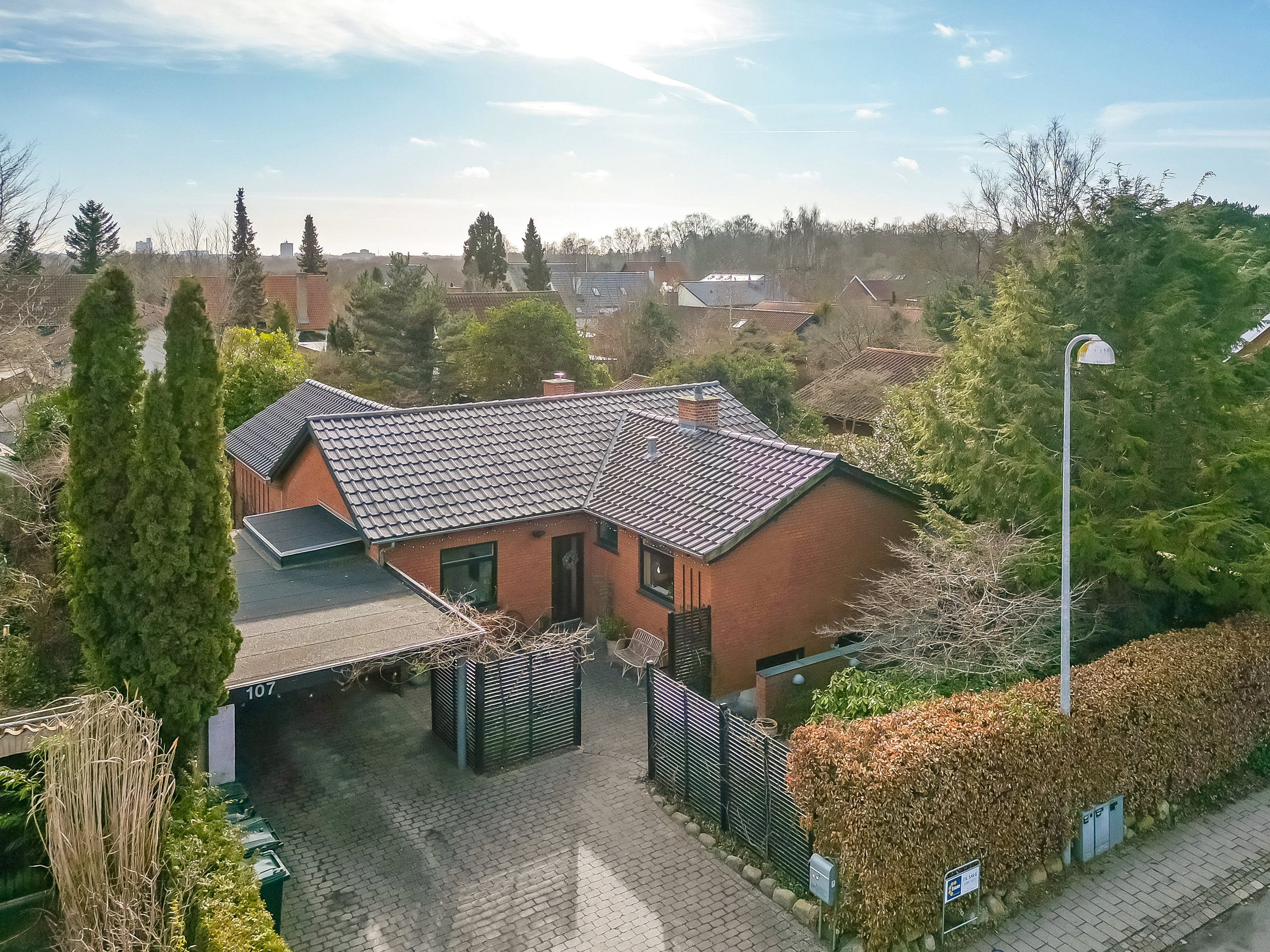 Fremhævet facade billede i fuldskærmstilstand. Billede af Hummeltoftevej 107, 2830 Virum