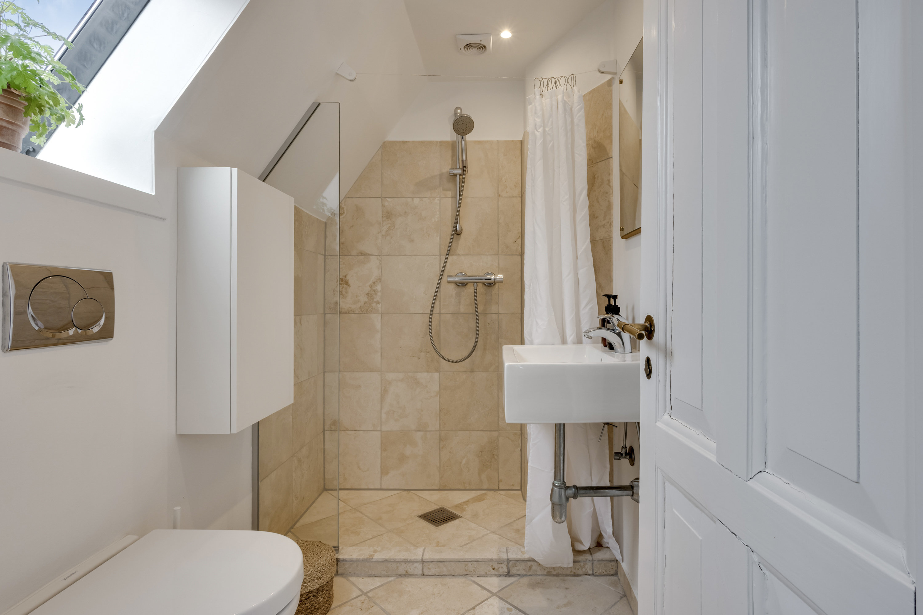 Fremhævet badeværelse billede i fuldskærmstilstand. Billede af Egevej 5, 5500 Middelfart