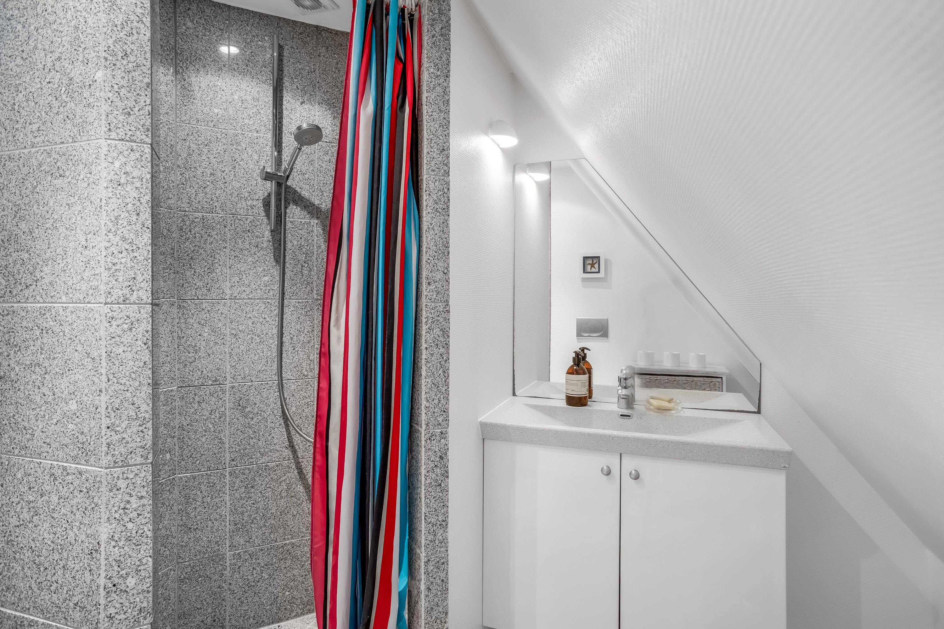 Fremhævet badeværelse billede i fuldskærmstilstand. Billede af Skjoldnæsvej 1, 5985 Søby Ærø