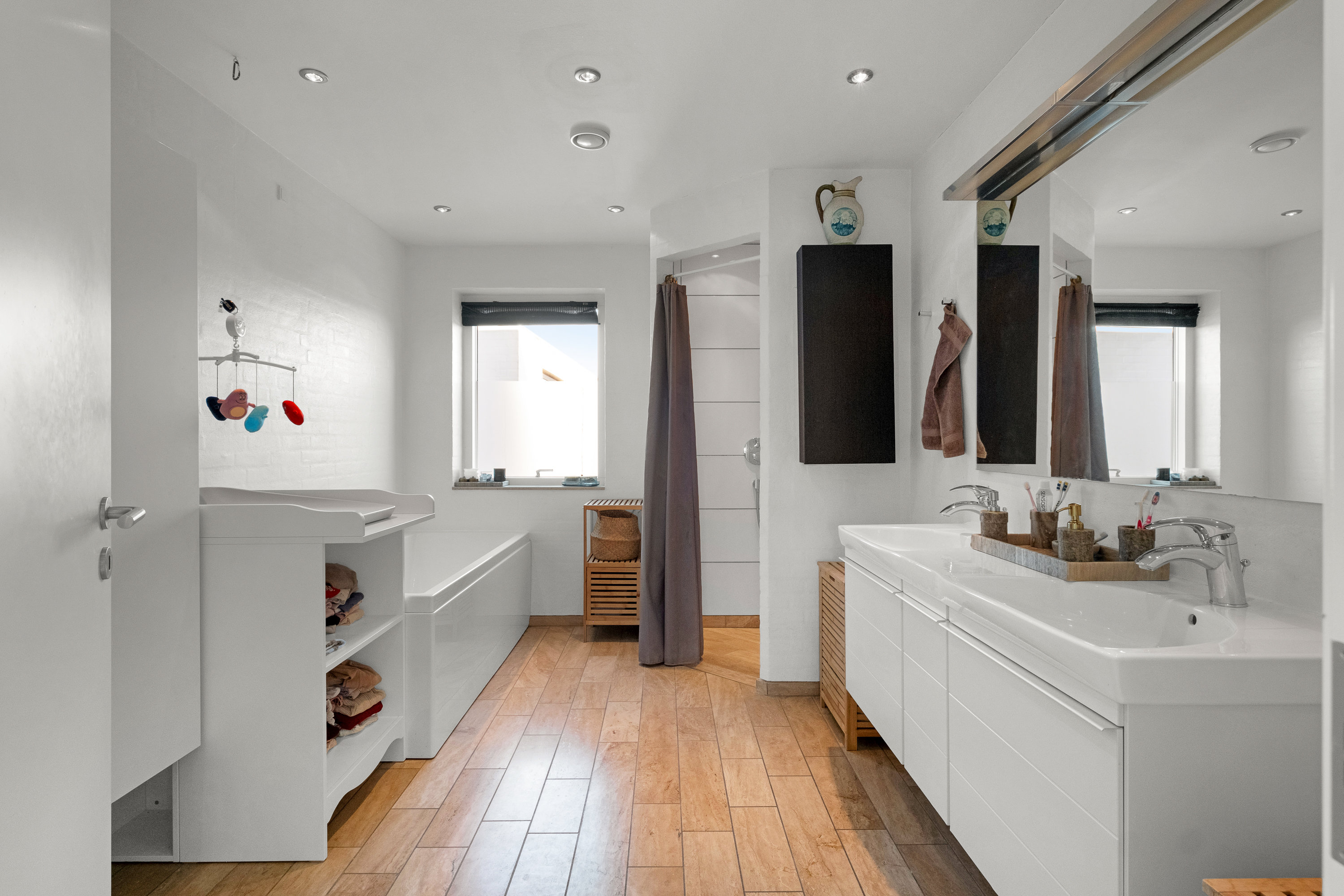 Fremhævet badeværelse billede i fuldskærmstilstand. Billede af Hybenhaven 16, 8520 Lystrup