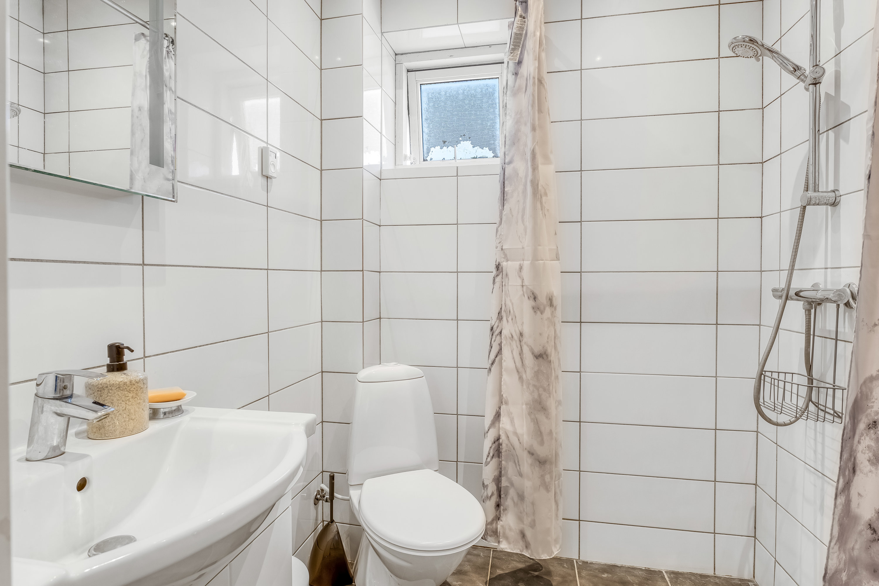 Fremhævet badeværelse billede i fuldskærmstilstand. Billede af Gl Torv 13, 4880 Nysted