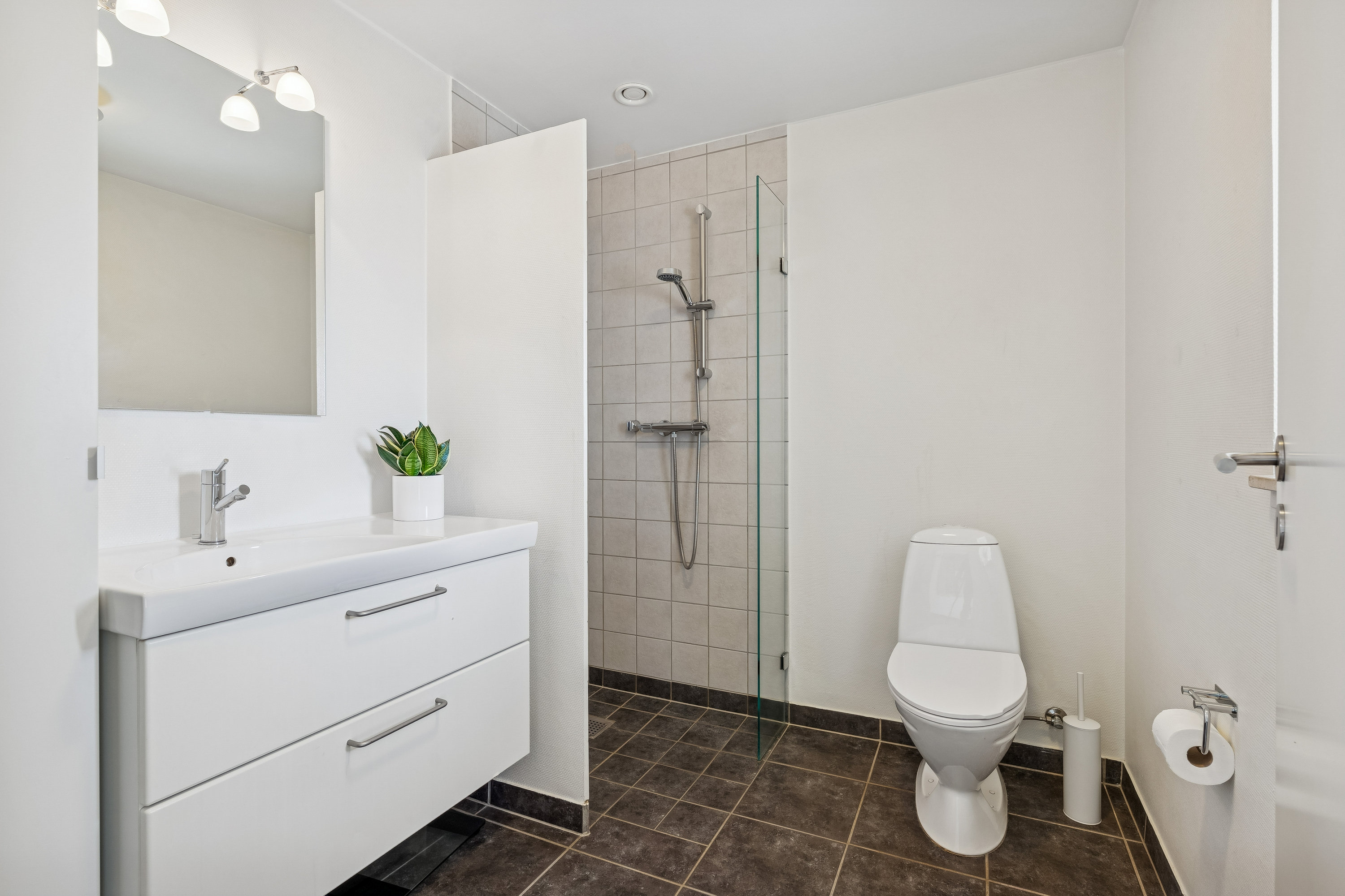 Fremhævet badeværelse billede i fuldskærmstilstand. Billede af Søparken 24, 1. 3., 8722 Hedensted