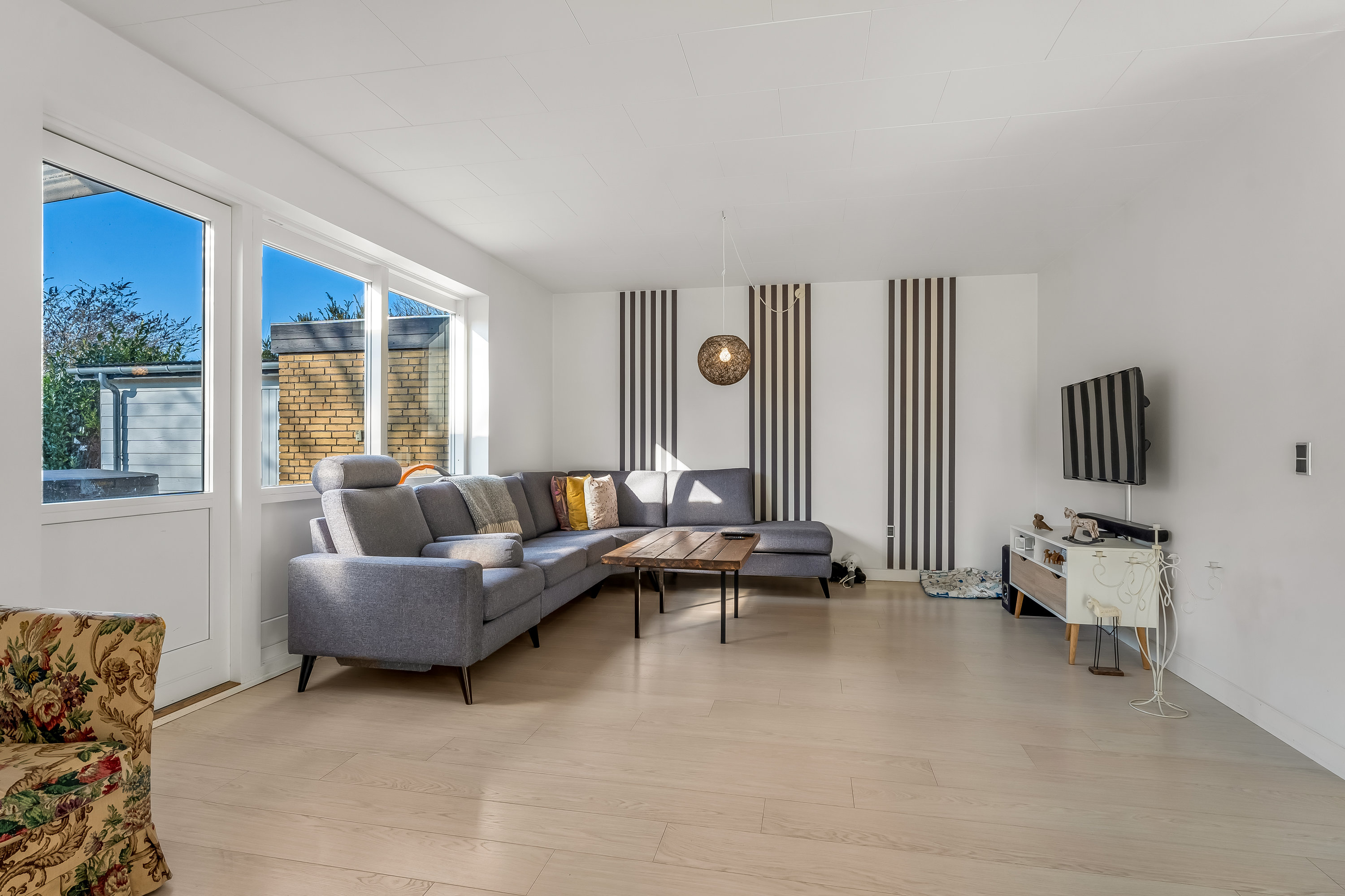 Fremhævet stue billede i fuldskærmstilstand. Billede af Huusgårdsvej 8, 4912 Harpelunde