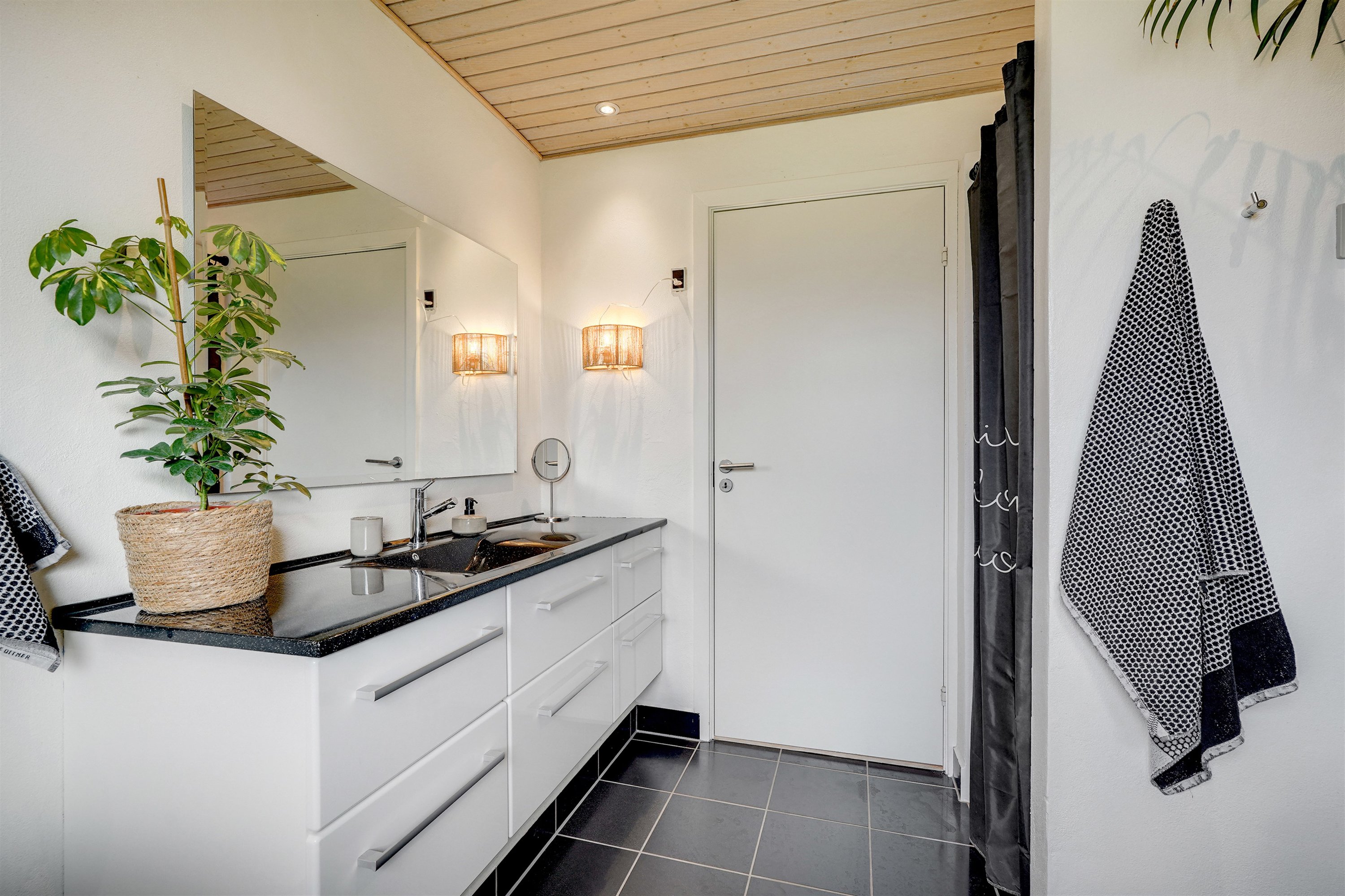 Fremhævet badeværelse billede i fuldskærmstilstand. Billede af Mølleparken 336, 7190 Billund