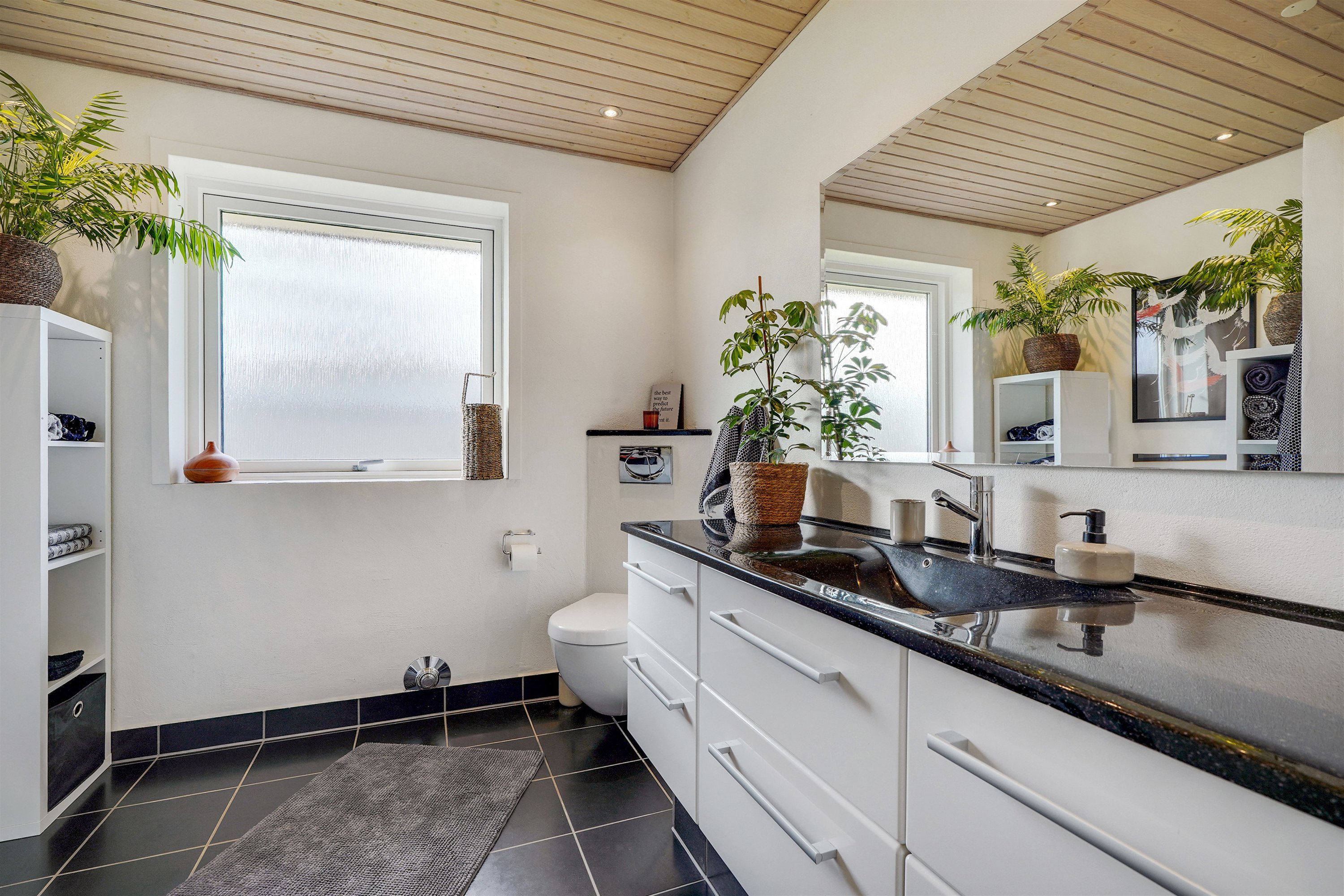 Fremhævet badeværelse billede i fuldskærmstilstand. Billede af Mølleparken 336, 7190 Billund