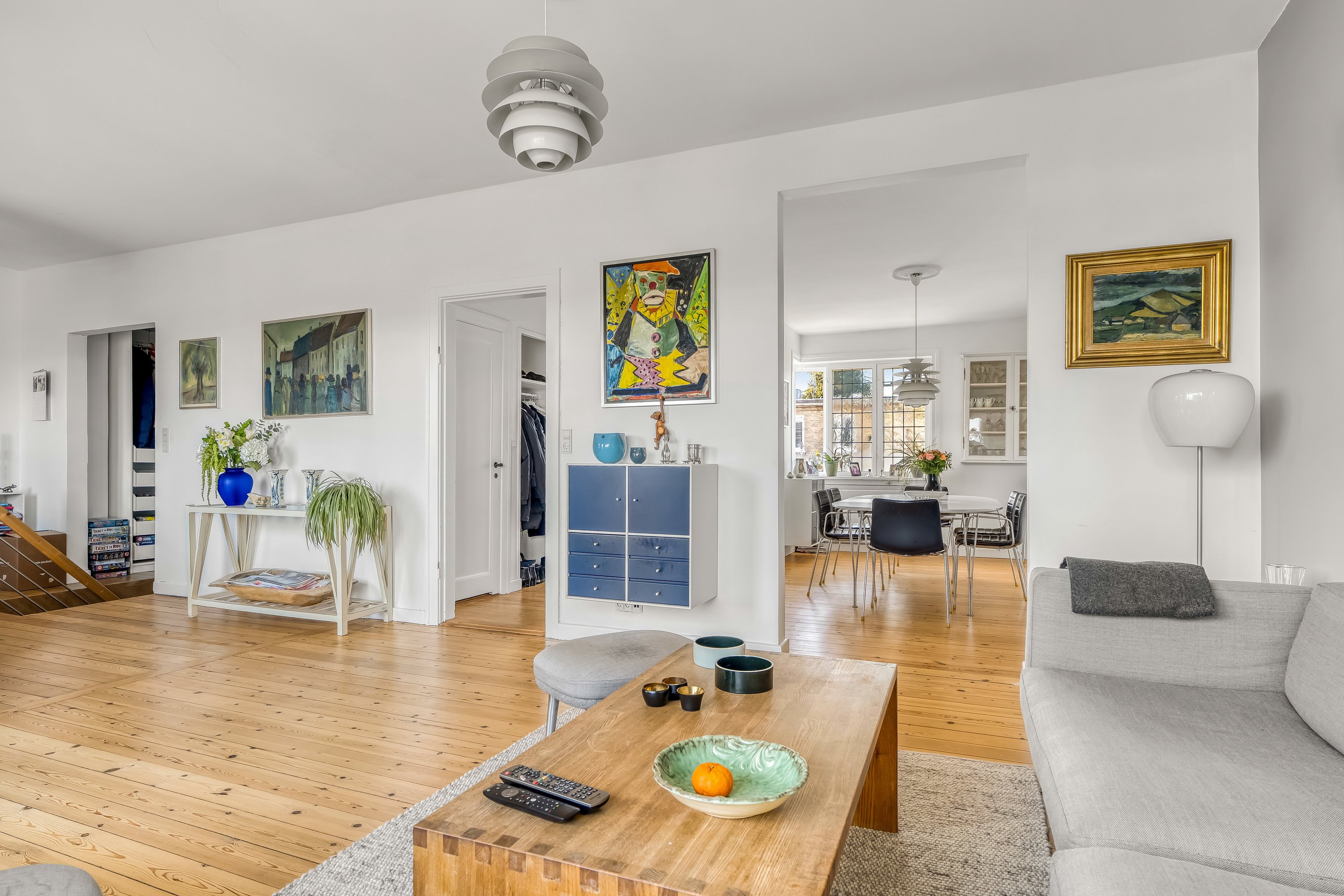 Fremhævet stue billede i fuldskærmstilstand. Billede af Birkevang 46, 2830 Virum