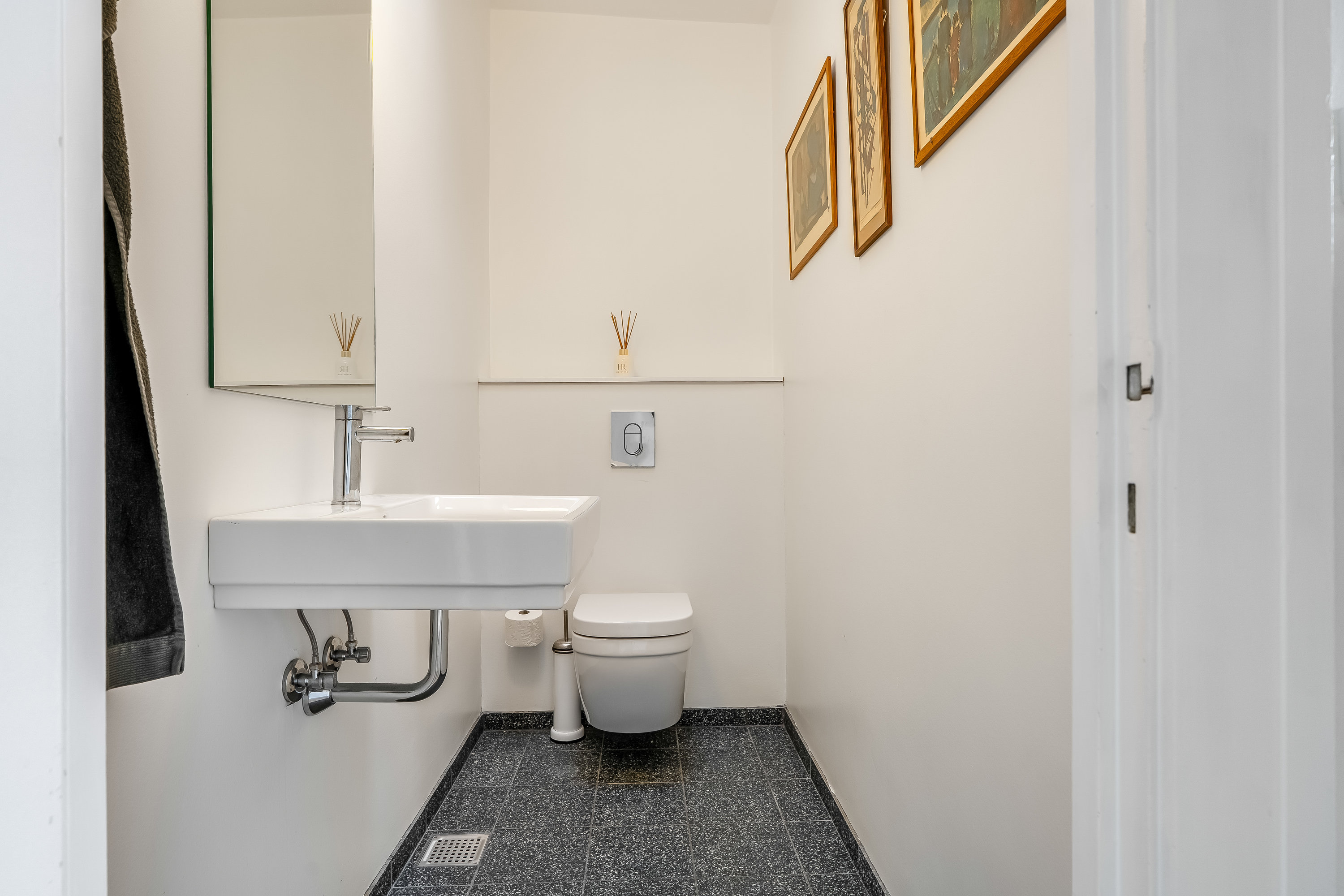 Fremhævet toilet billede i fuldskærmstilstand. Billede af Birkevang 46, 2830 Virum