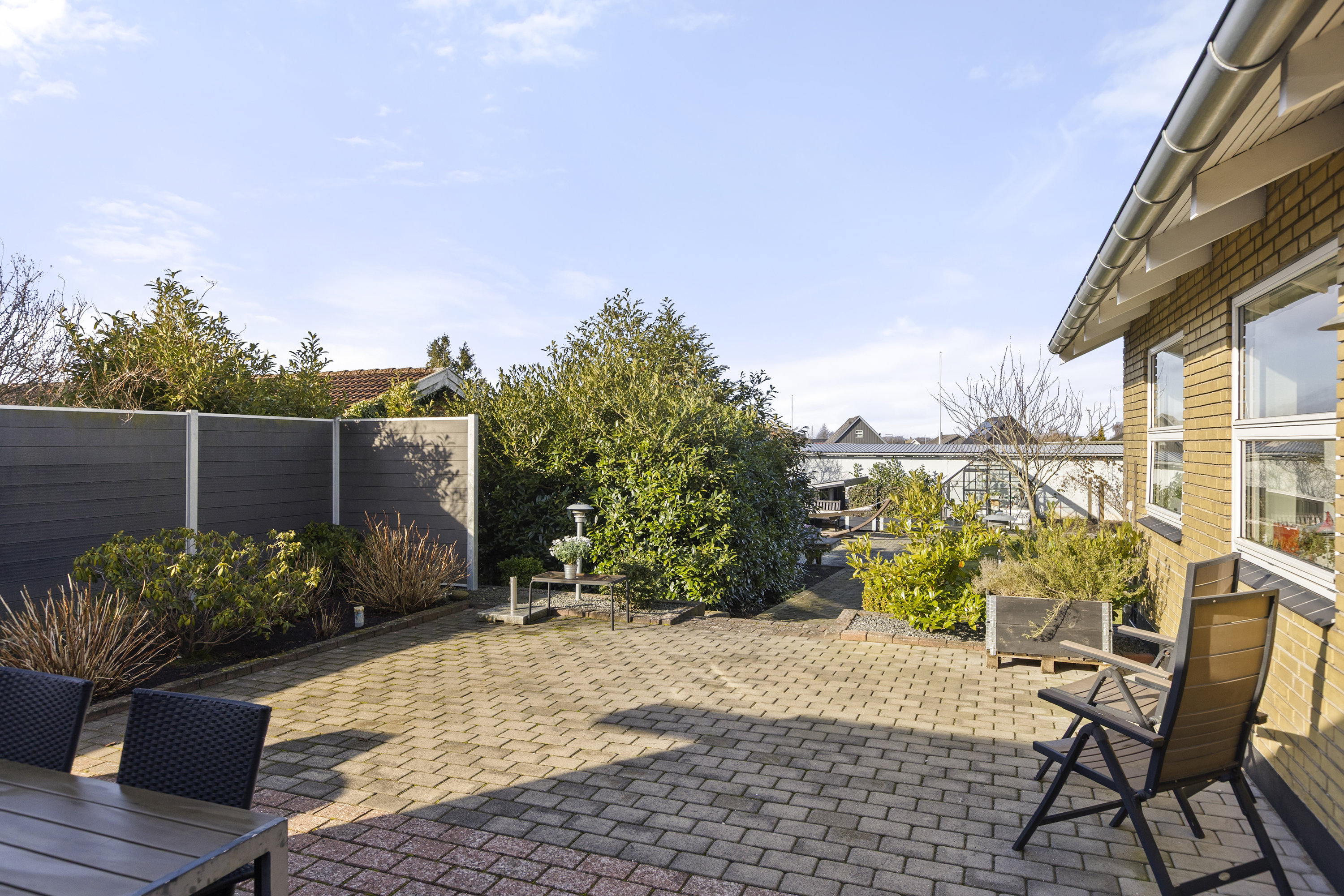 Fremhævet terrasse billede i fuldskærmstilstand. Billede af Lærkevænget 12, 4160 Herlufmagle