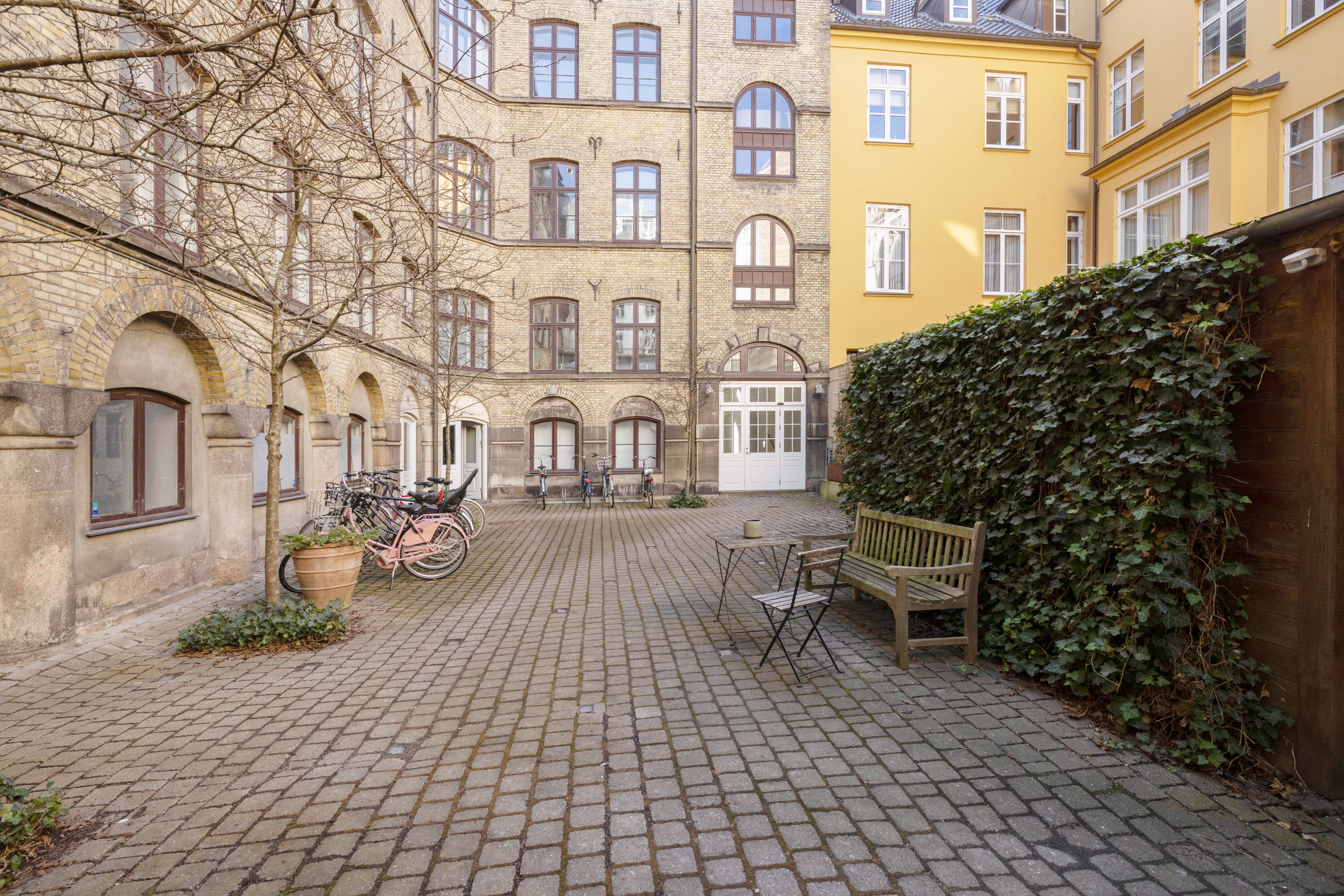 Fremhævet gårdmiljø billede i fuldskærmstilstand. Billede af Sankt Annæ Plads 19A, 3. tv., 1250 København K