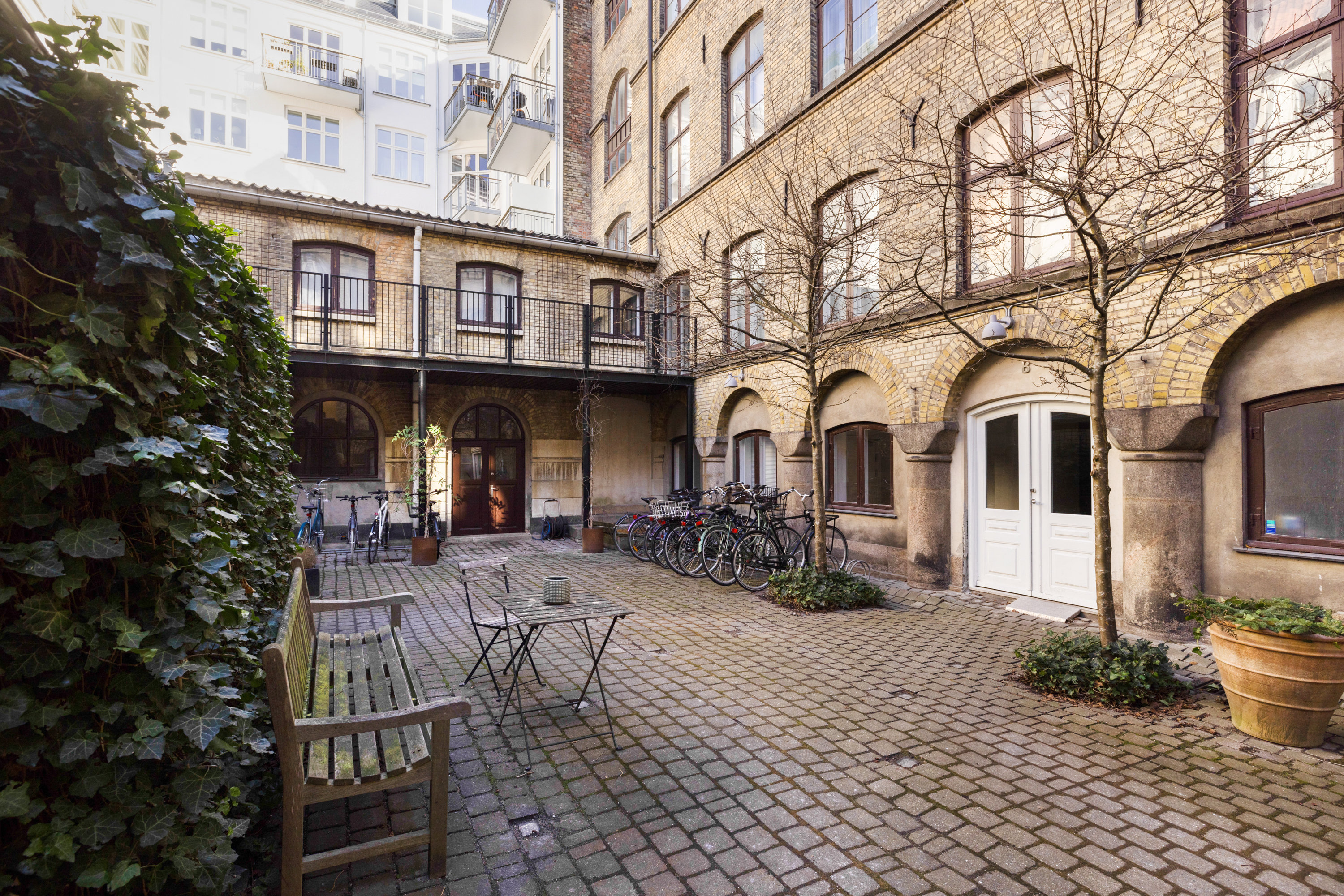 Fremhævet gårdmiljø billede i fuldskærmstilstand. Billede af Sankt Annæ Plads 19A, 3. tv., 1250 København K