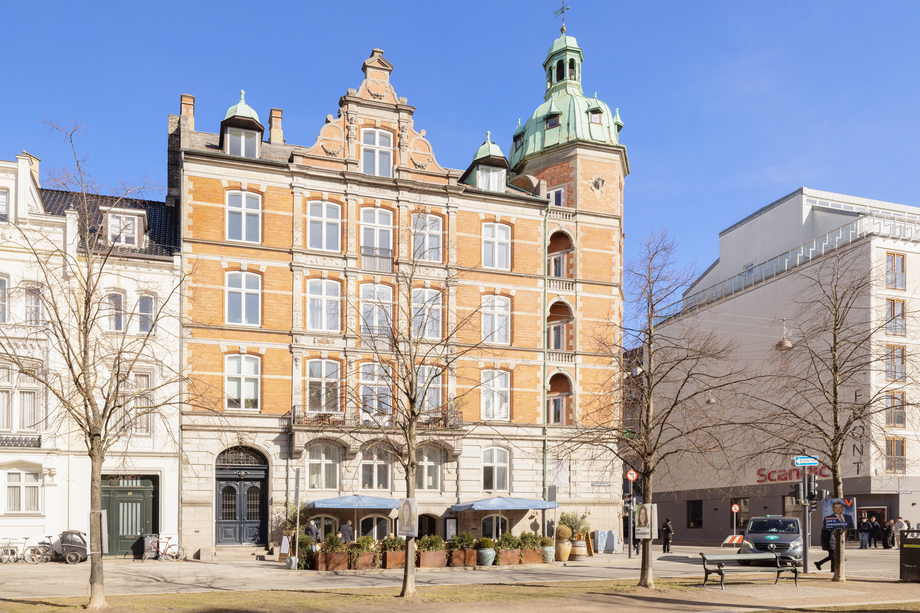 Fremhævet facade billede i fuldskærmstilstand. Billede af Sankt Annæ Plads 19A, 3. tv., 1250 København K