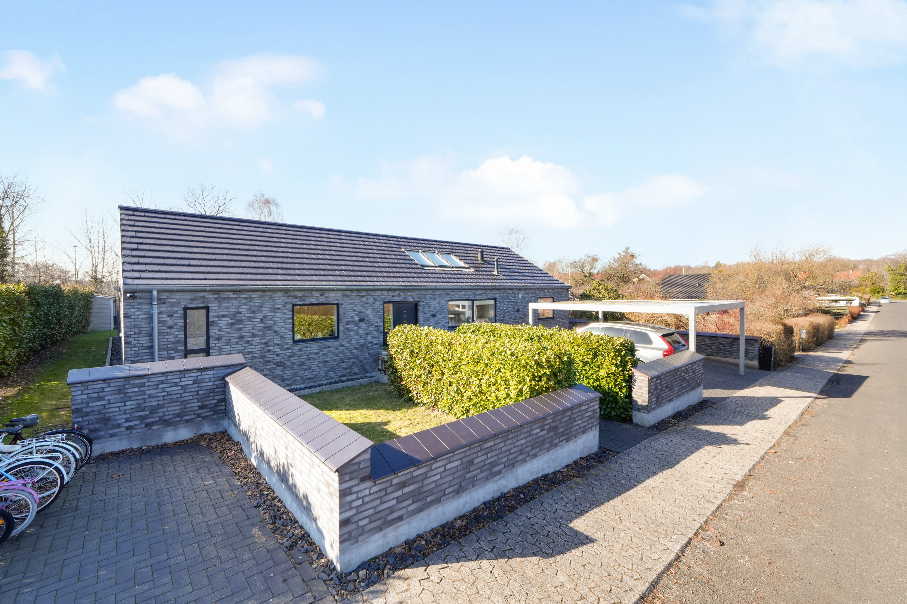 Fremhævet facade billede i fuldskærmstilstand. Billede af Bøndermosevej 12, 2750 Ballerup