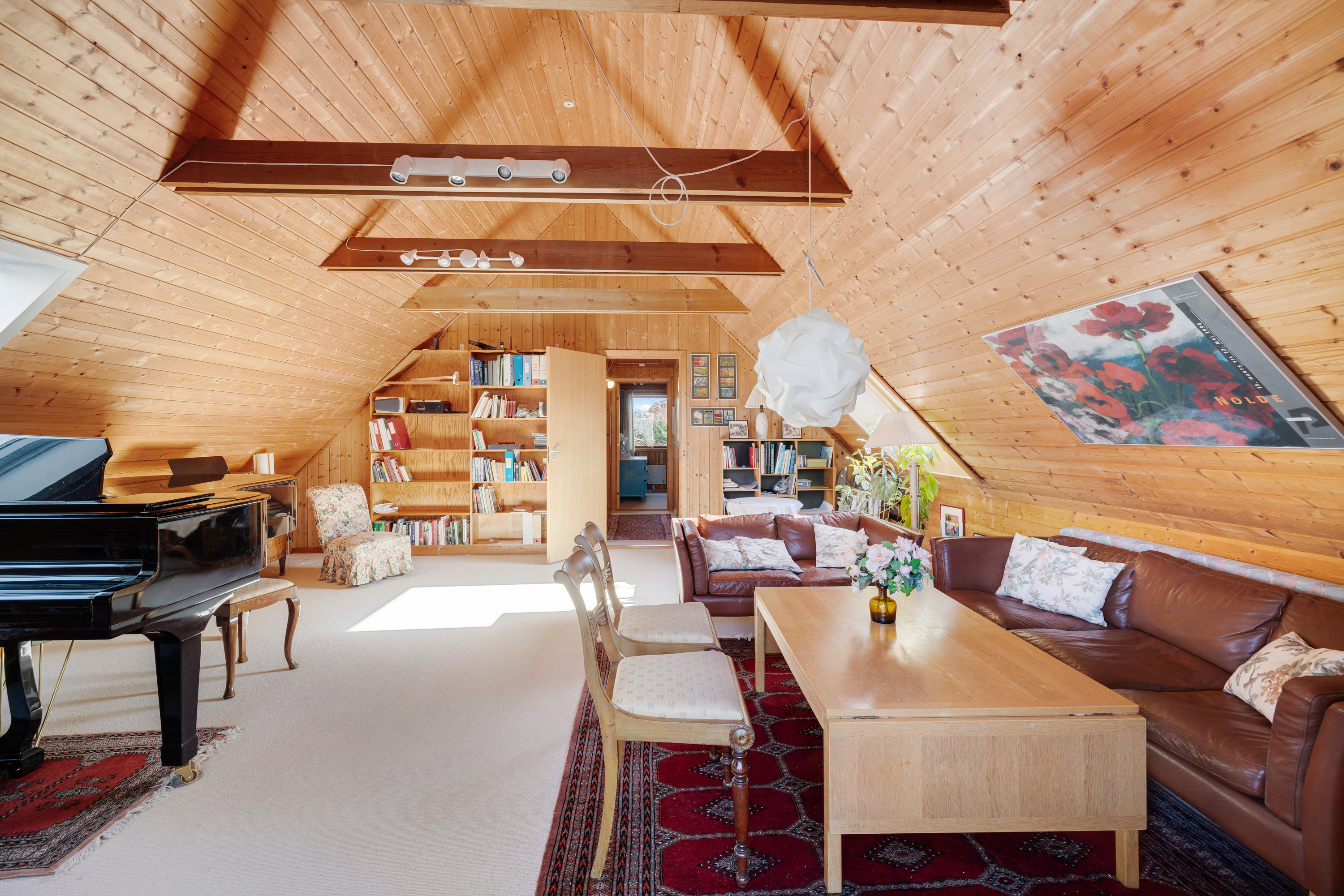 Fremhævet stue billede i fuldskærmstilstand. Billede af Vandtårnsvej 17, 3460 Birkerød