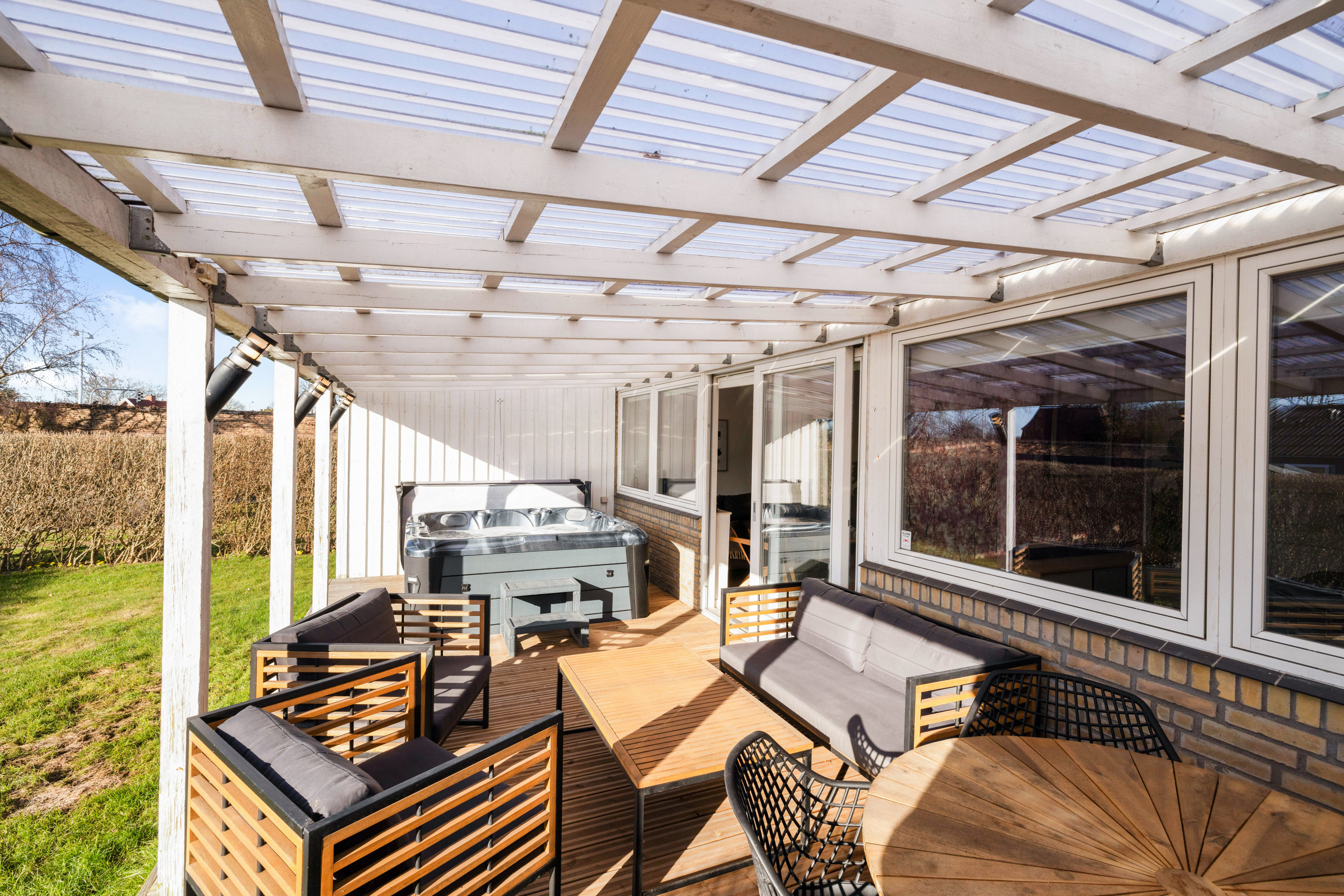 Fremhævet overdækket terrasse billede i fuldskærmstilstand. Billede af Klokkerhaven 56, 2750 Ballerup