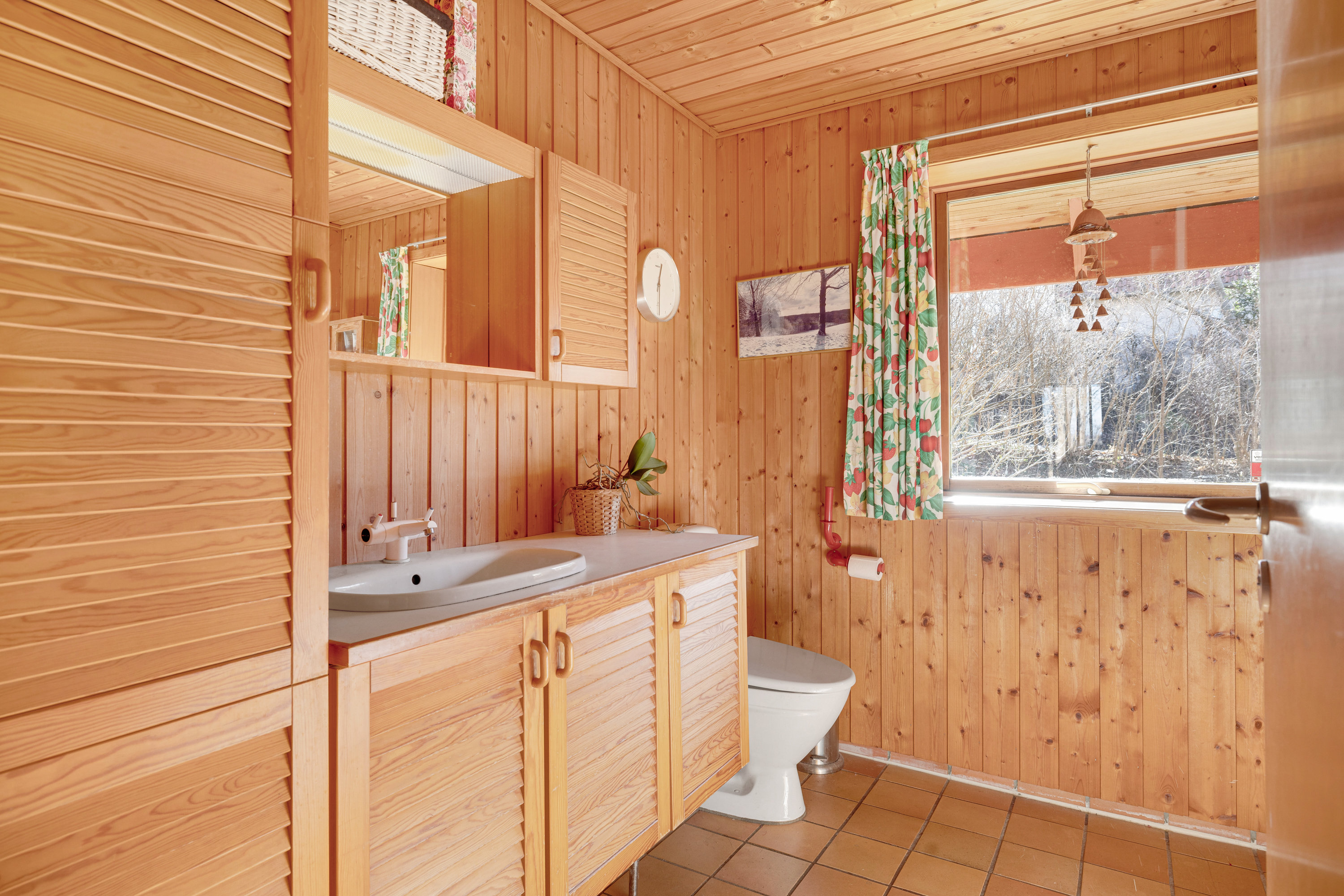 Fremhævet toilet billede i fuldskærmstilstand. Billede af Vandtårnsvej 17, 3460 Birkerød