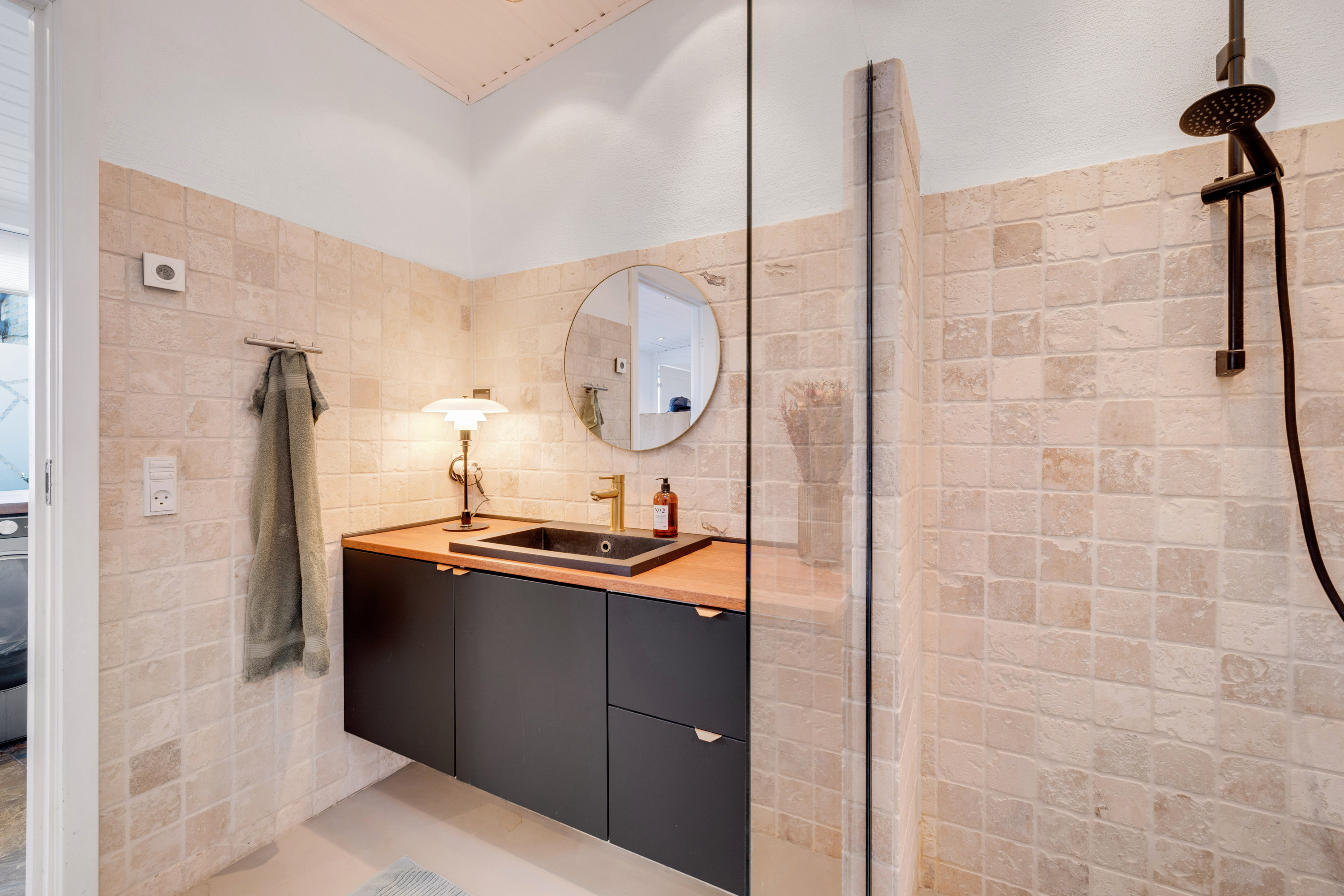 Fremhævet badeværelse billede i fuldskærmstilstand. Billede af Klokkerhaven 56, 2750 Ballerup