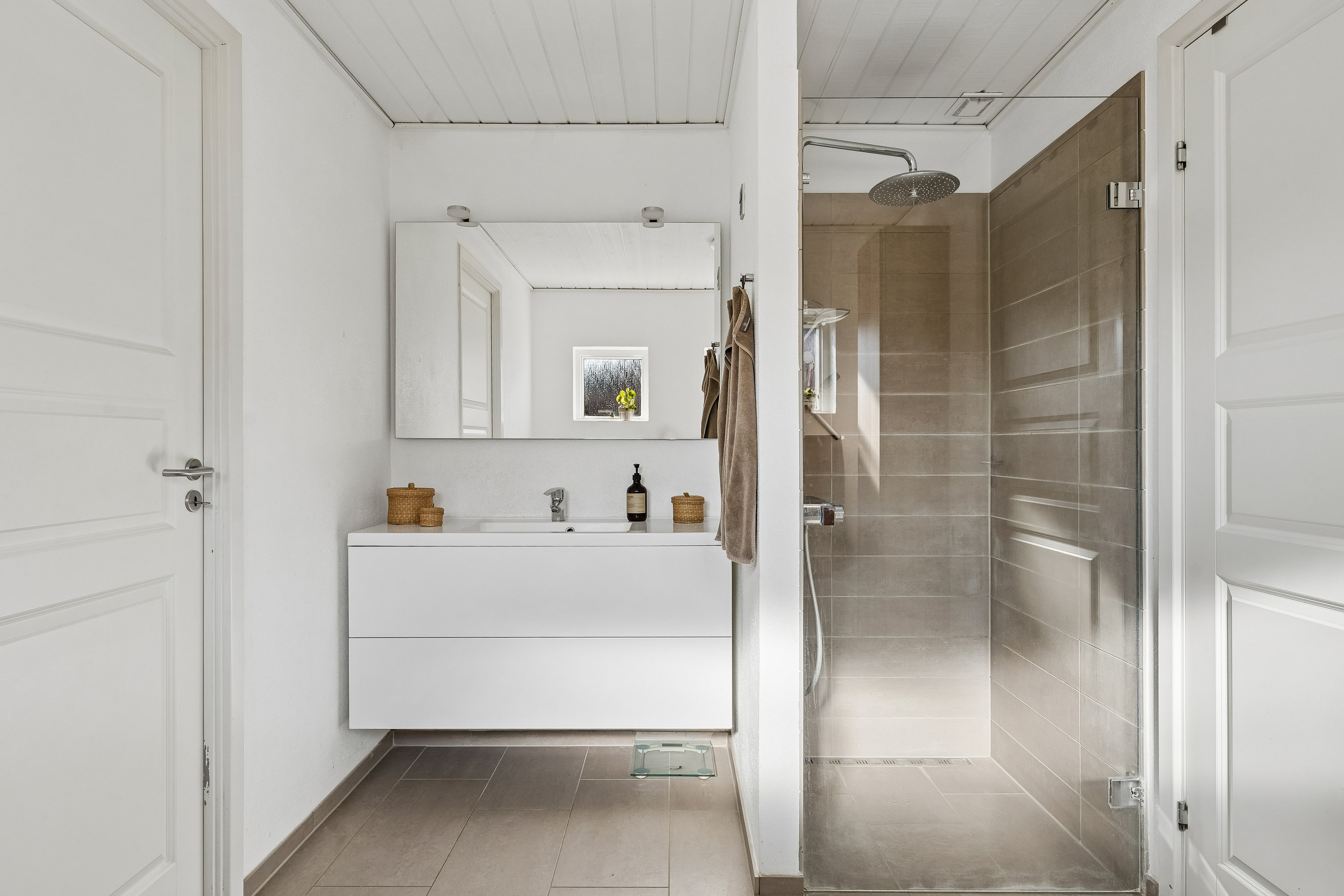 Fremhævet badeværelse billede i fuldskærmstilstand. Billede af Lilleskoven 8, 8722 Hedensted