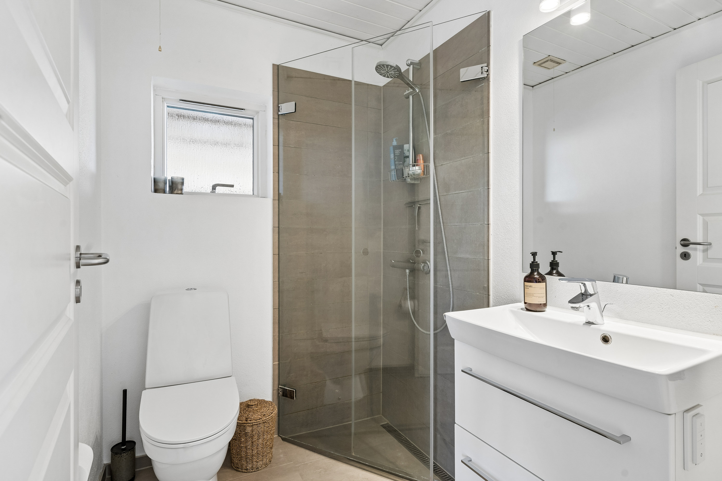 Fremhævet badeværelse billede i fuldskærmstilstand. Billede af Lilleskoven 8, 8722 Hedensted