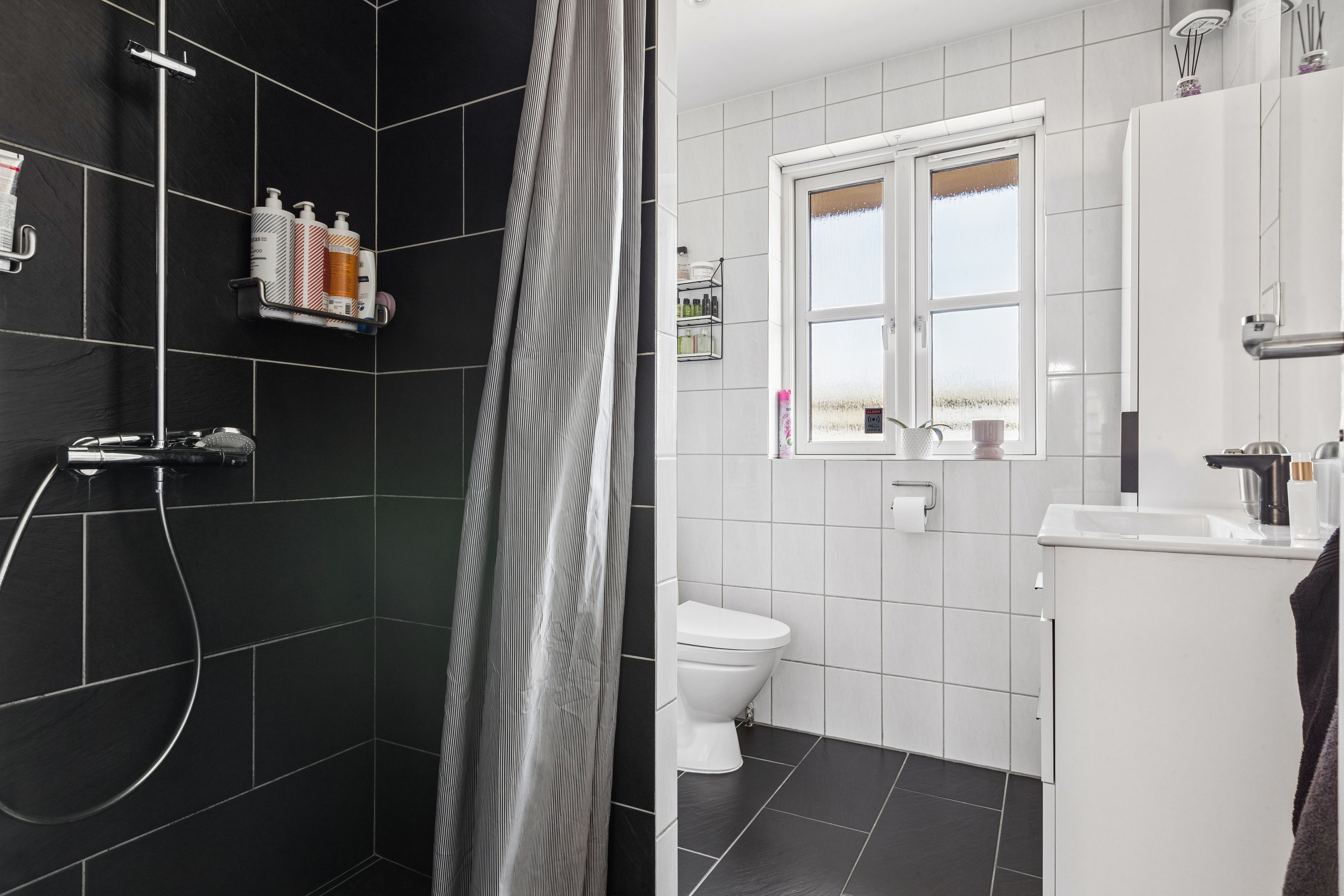 Fremhævet badeværelse billede i fuldskærmstilstand. Billede af Køgevej 249A, 2635 Ishøj