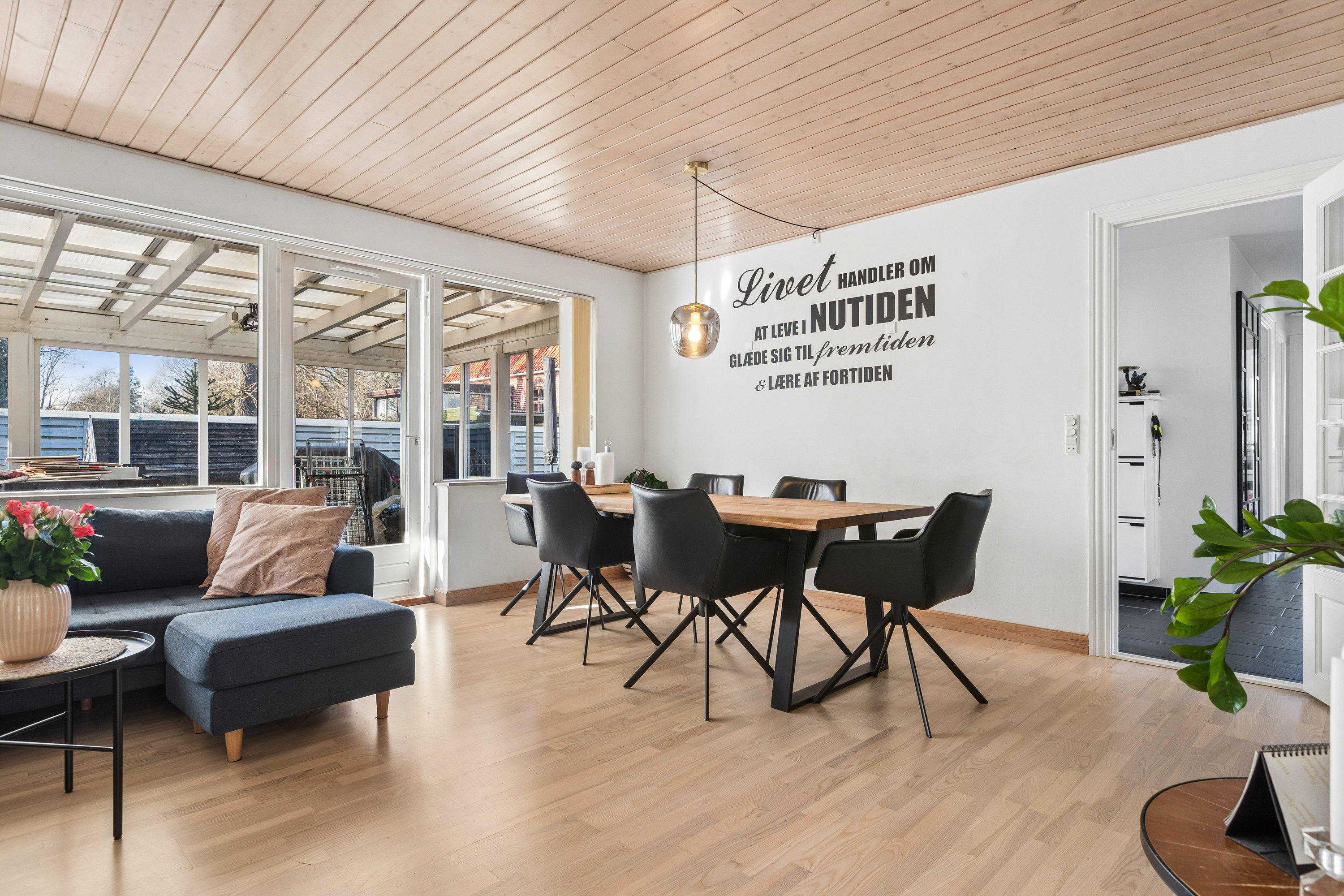 Fremhævet stue billede i fuldskærmstilstand. Billede af Køgevej 249A, 2635 Ishøj