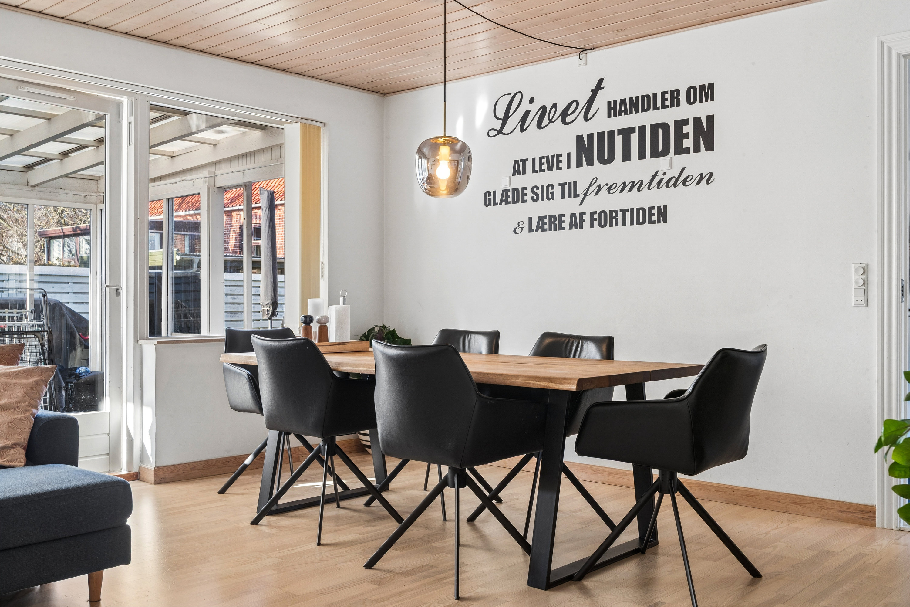 Fremhævet stue billede i fuldskærmstilstand. Billede af Køgevej 249A, 2635 Ishøj