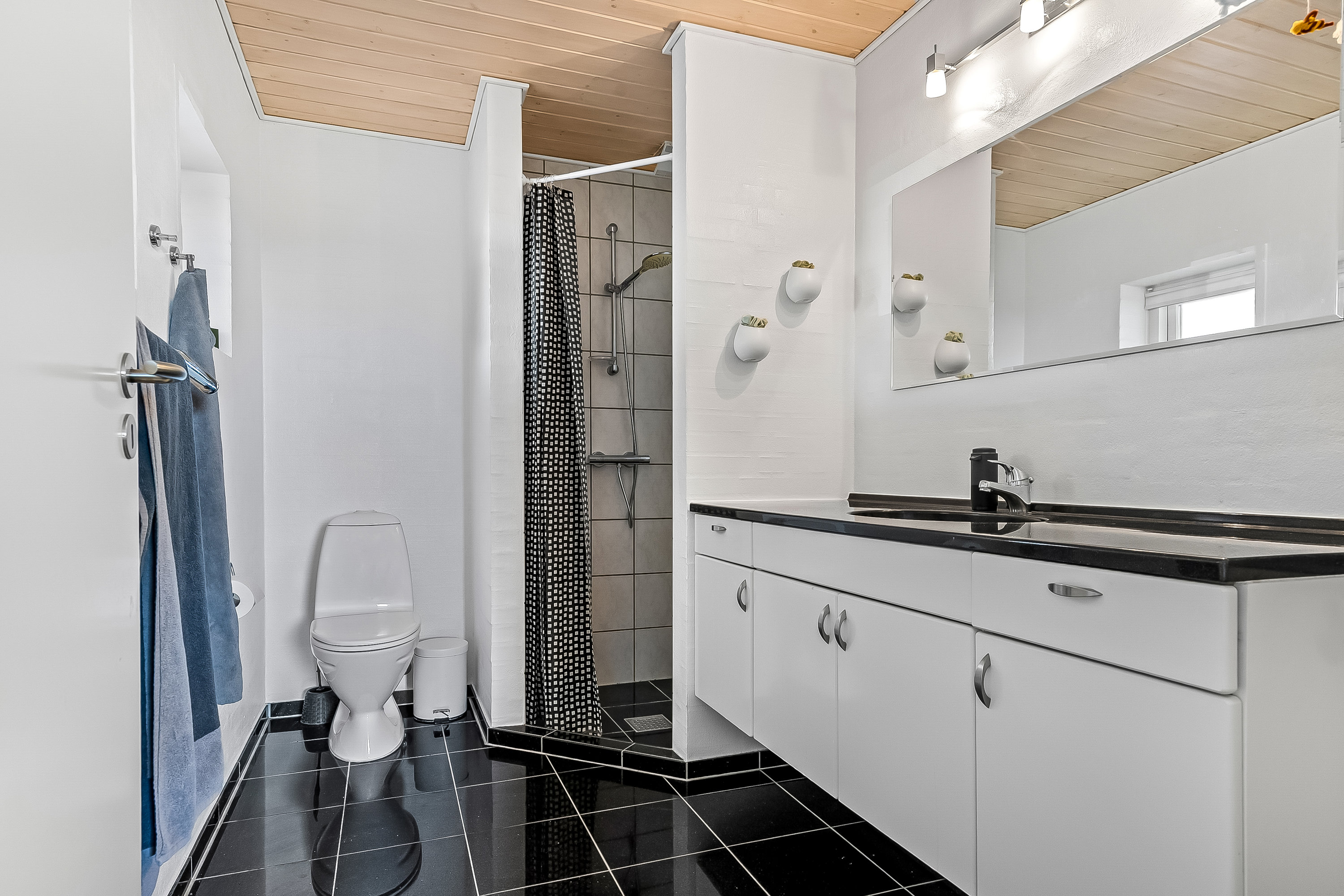 Fremhævet badeværelse billede i fuldskærmstilstand. Billede af Korntoften 60, 7100 Vejle