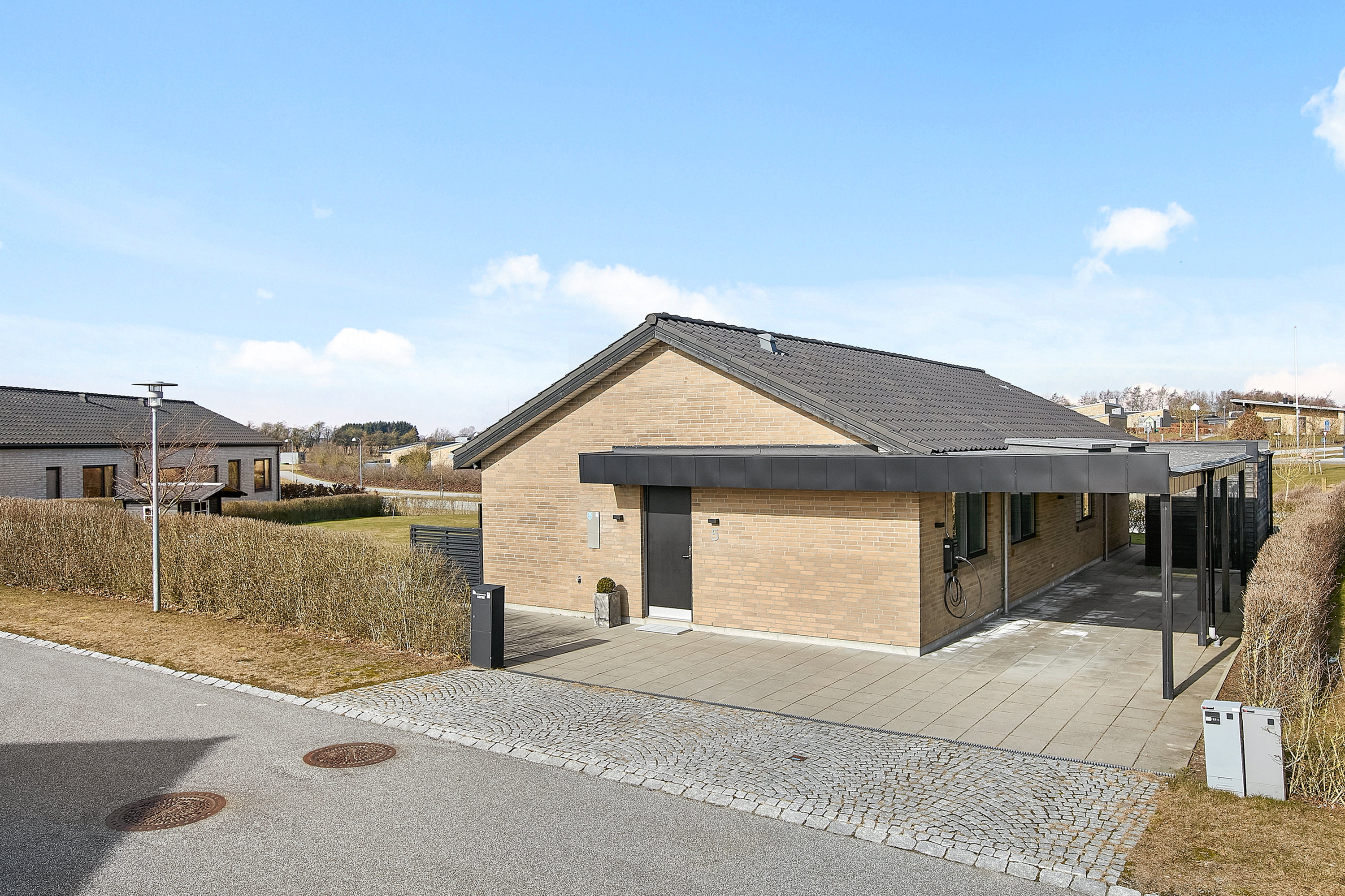 Fremhævet facade fra vejen billede i fuldskærmstilstand. Billede af Rødtjørnen 5, Torsted, 8700 Horsens