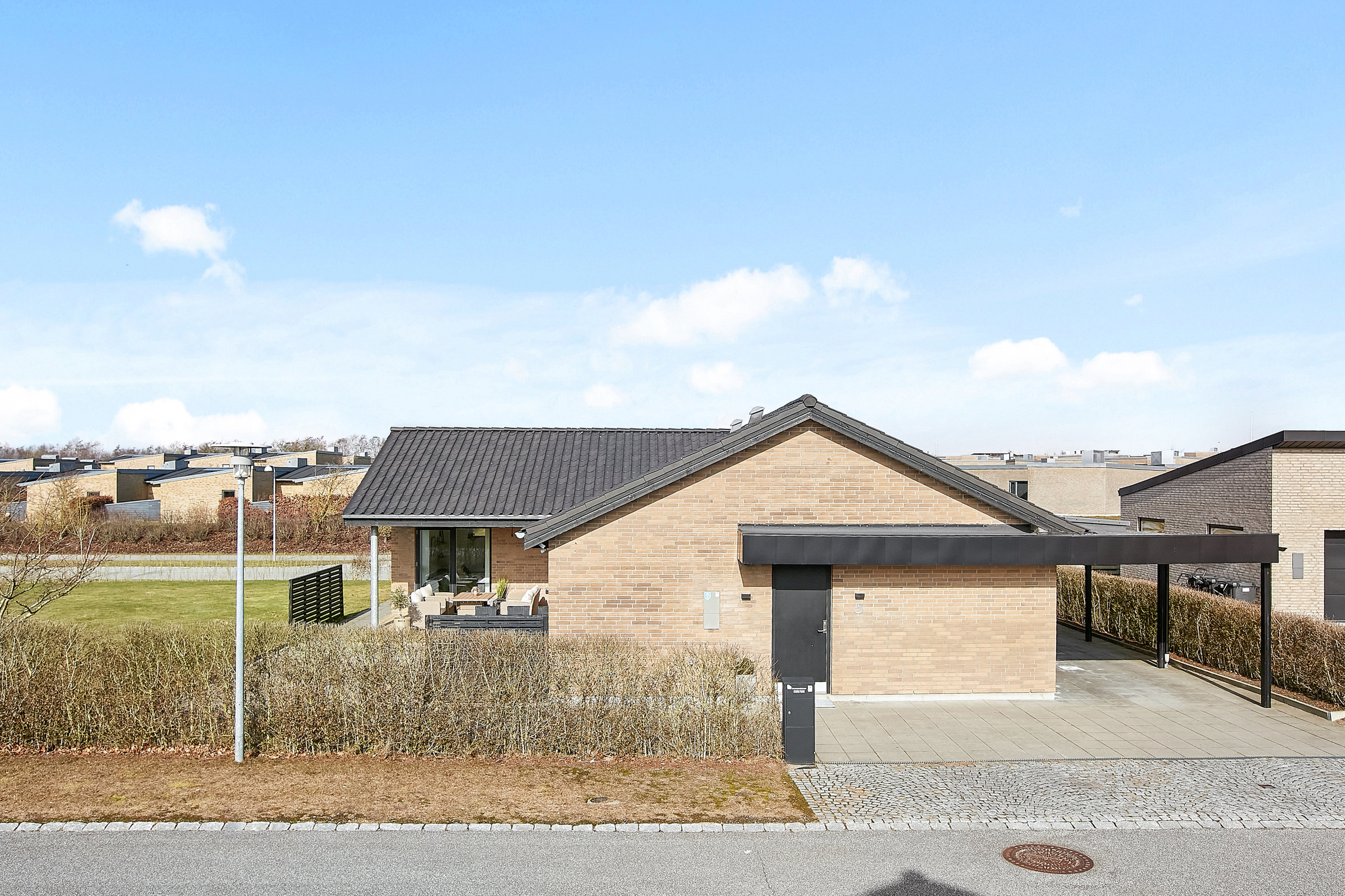 Fremhævet facade fra vejen billede i fuldskærmstilstand. Billede af Rødtjørnen 5, Torsted, 8700 Horsens