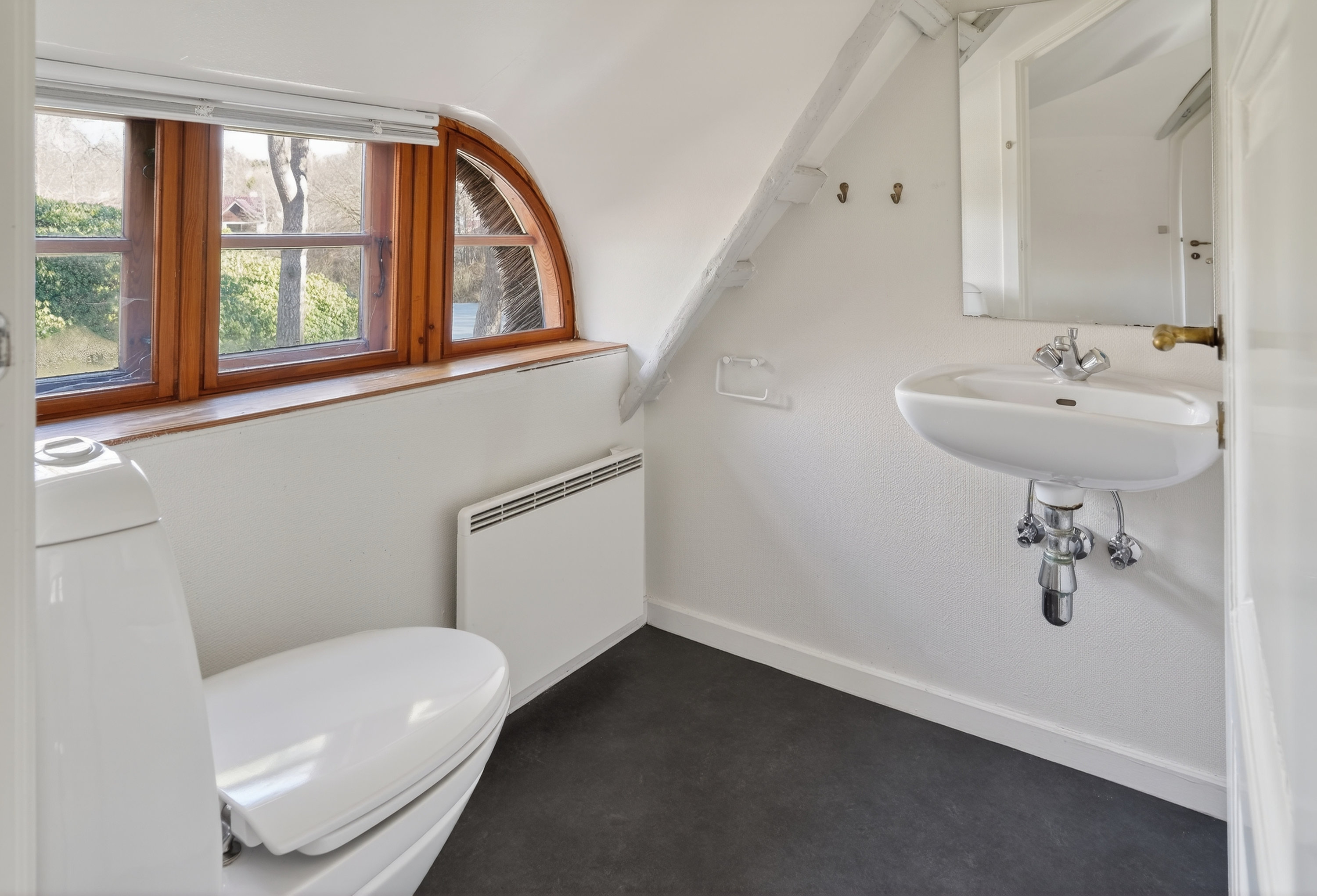 Fremhævet wc billede i fuldskærmstilstand. Billede af Hovmosevej 19, Gadevang, 3400 Hillerød