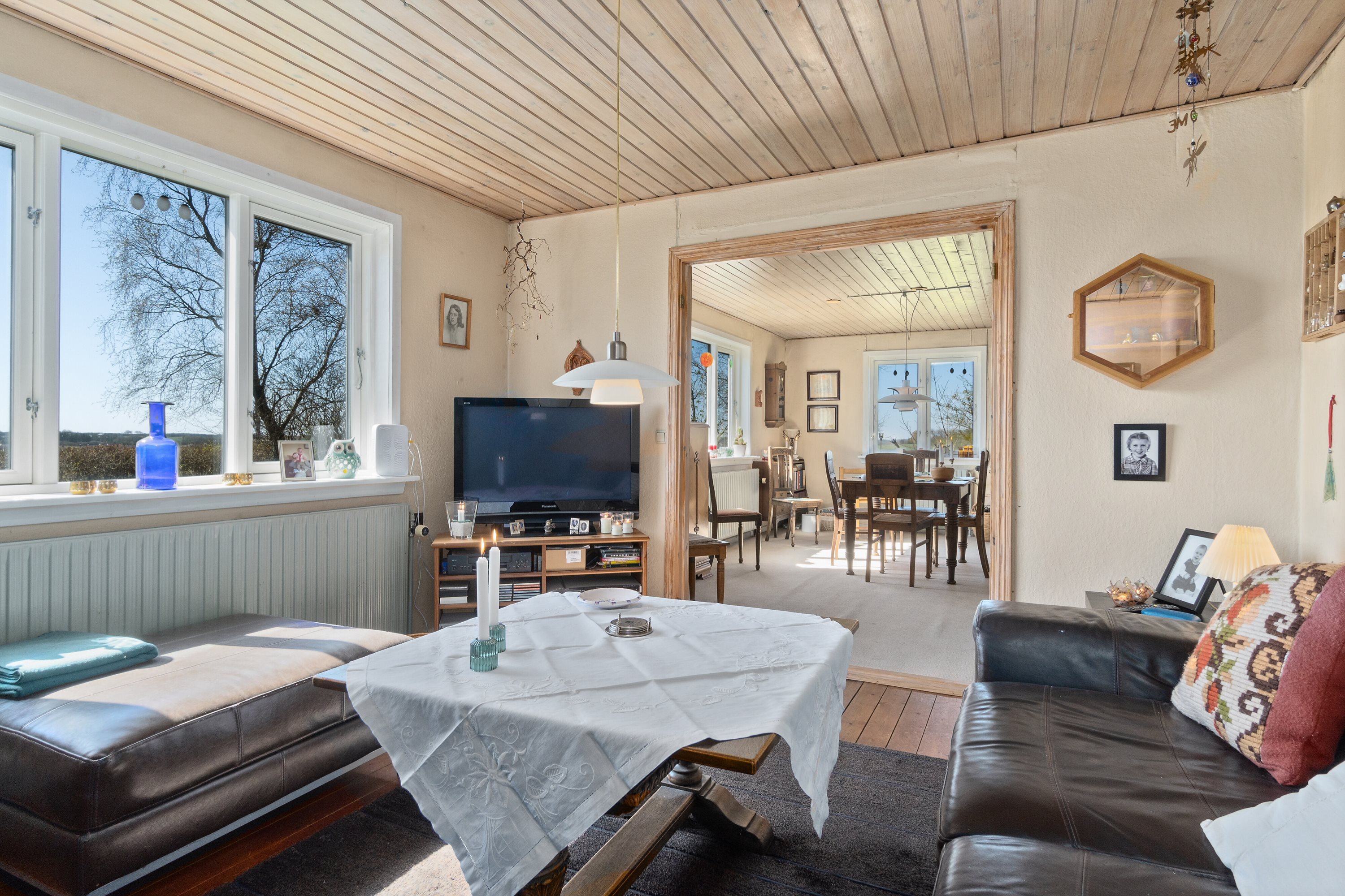 Fremhævet stue billede i fuldskærmstilstand. Billede af Hviddingvej 36, Hvidding, 8830 Tjele