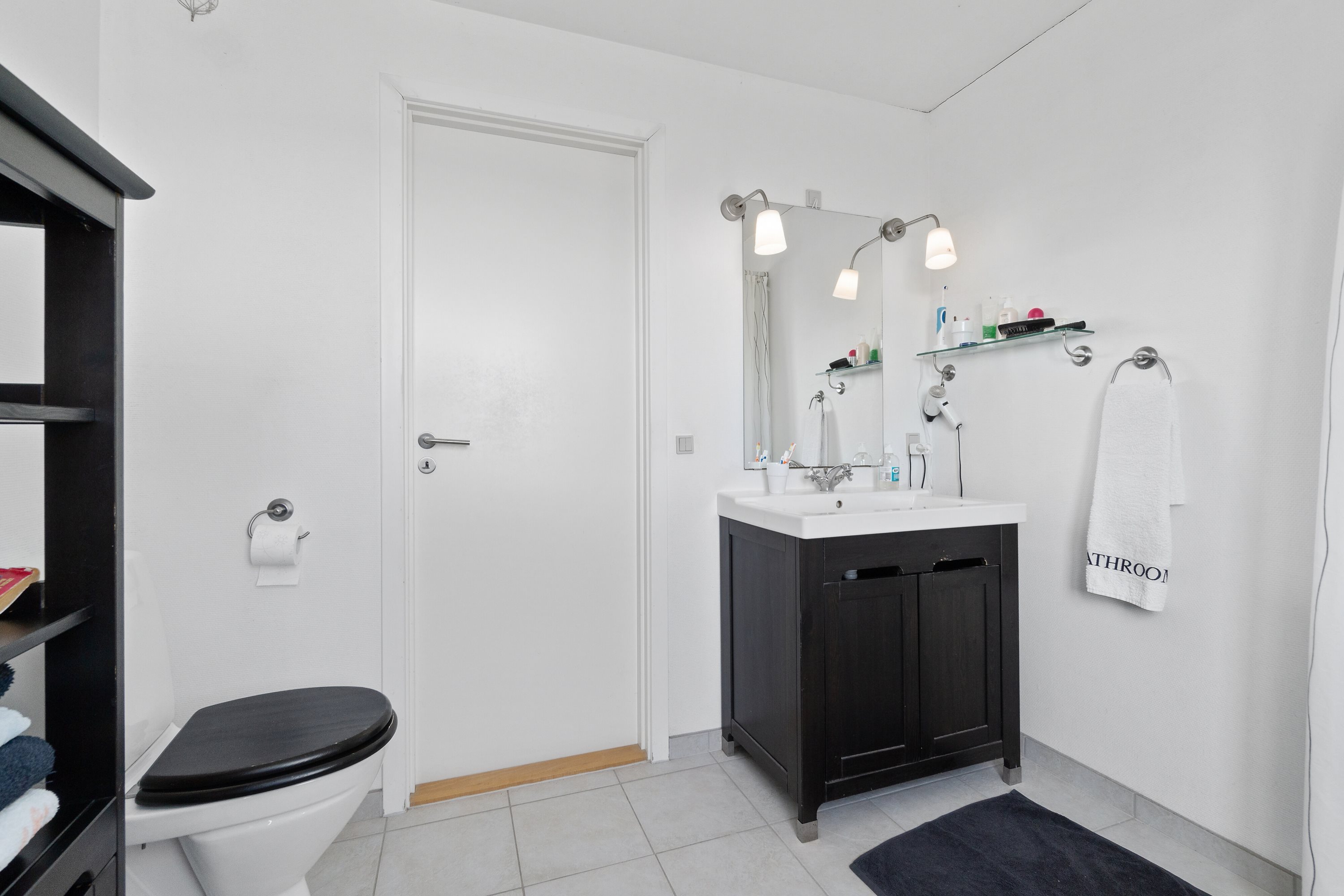 Fremhævet badeværelse billede i fuldskærmstilstand. Billede af Hviddingvej 36, Hvidding, 8830 Tjele