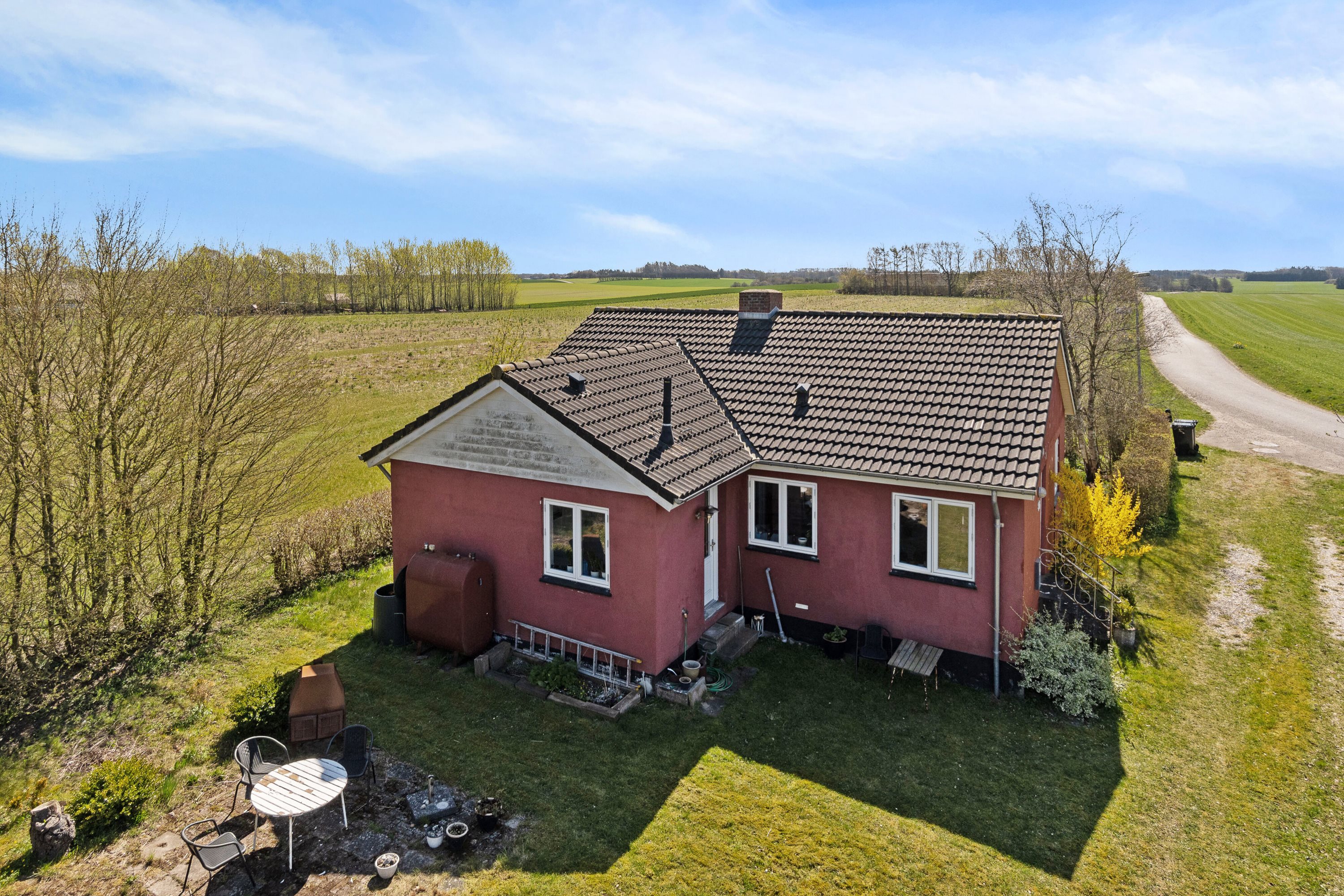 Fremhævet set fra haven billede i fuldskærmstilstand. Billede af Hviddingvej 36, Hvidding, 8830 Tjele