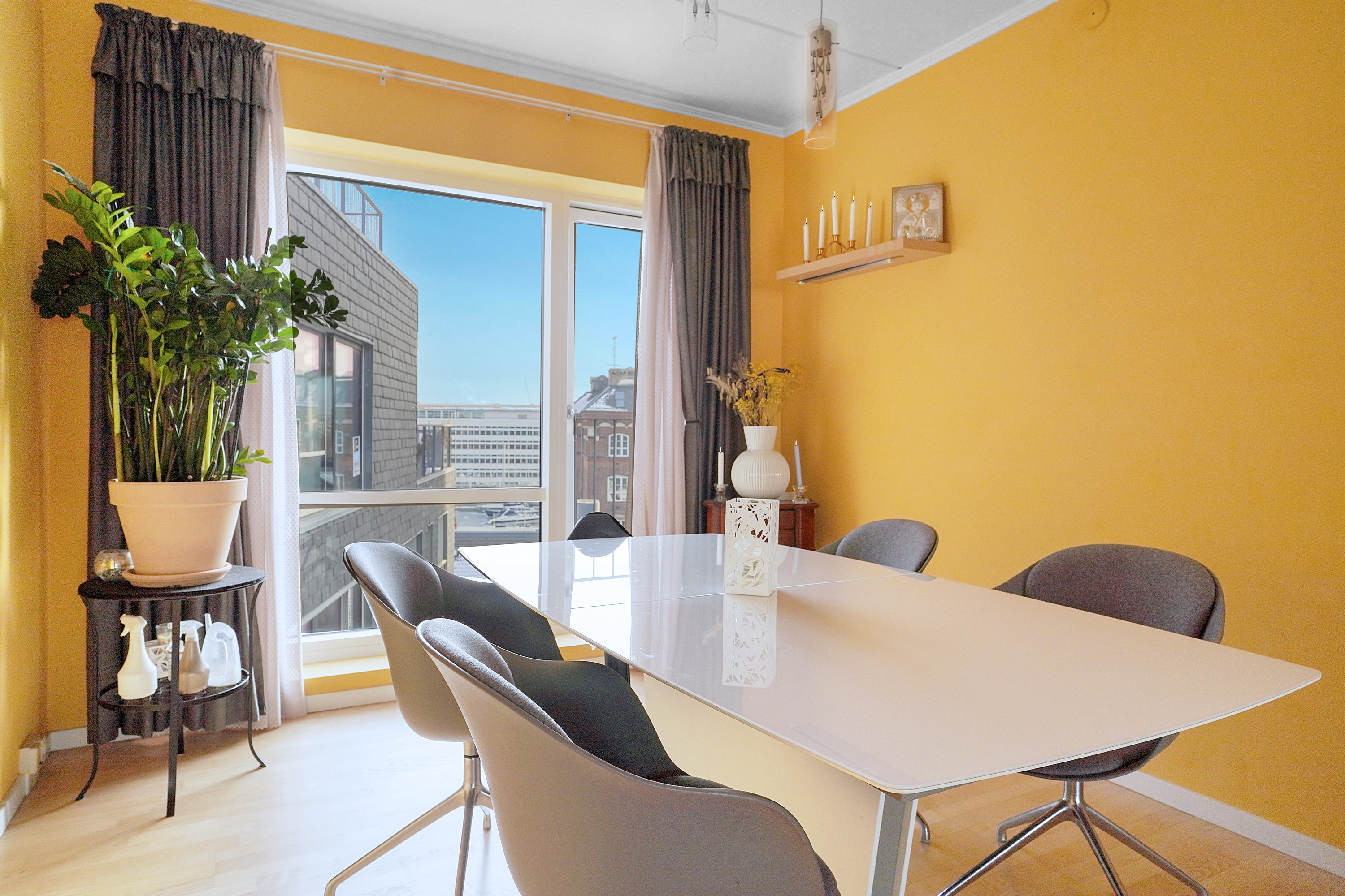 Fremhævet spisestue billede i fuldskærmstilstand. Billede af Pakhusvej 2, 5. mf., 2100 København Ø