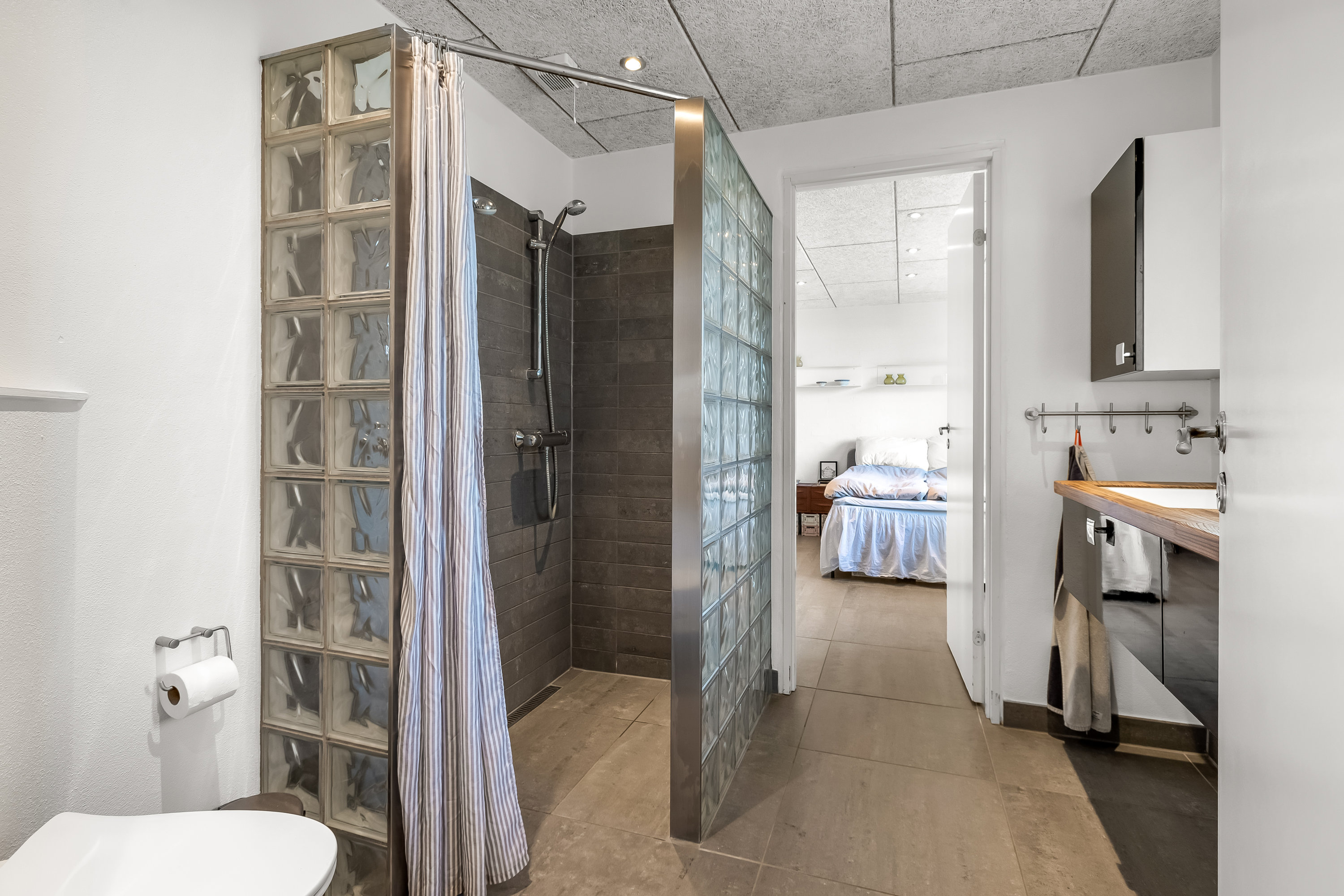 Fremhævet badeværelse billede i fuldskærmstilstand. Billede af Parallelvej 42, 6960 Hvide Sande