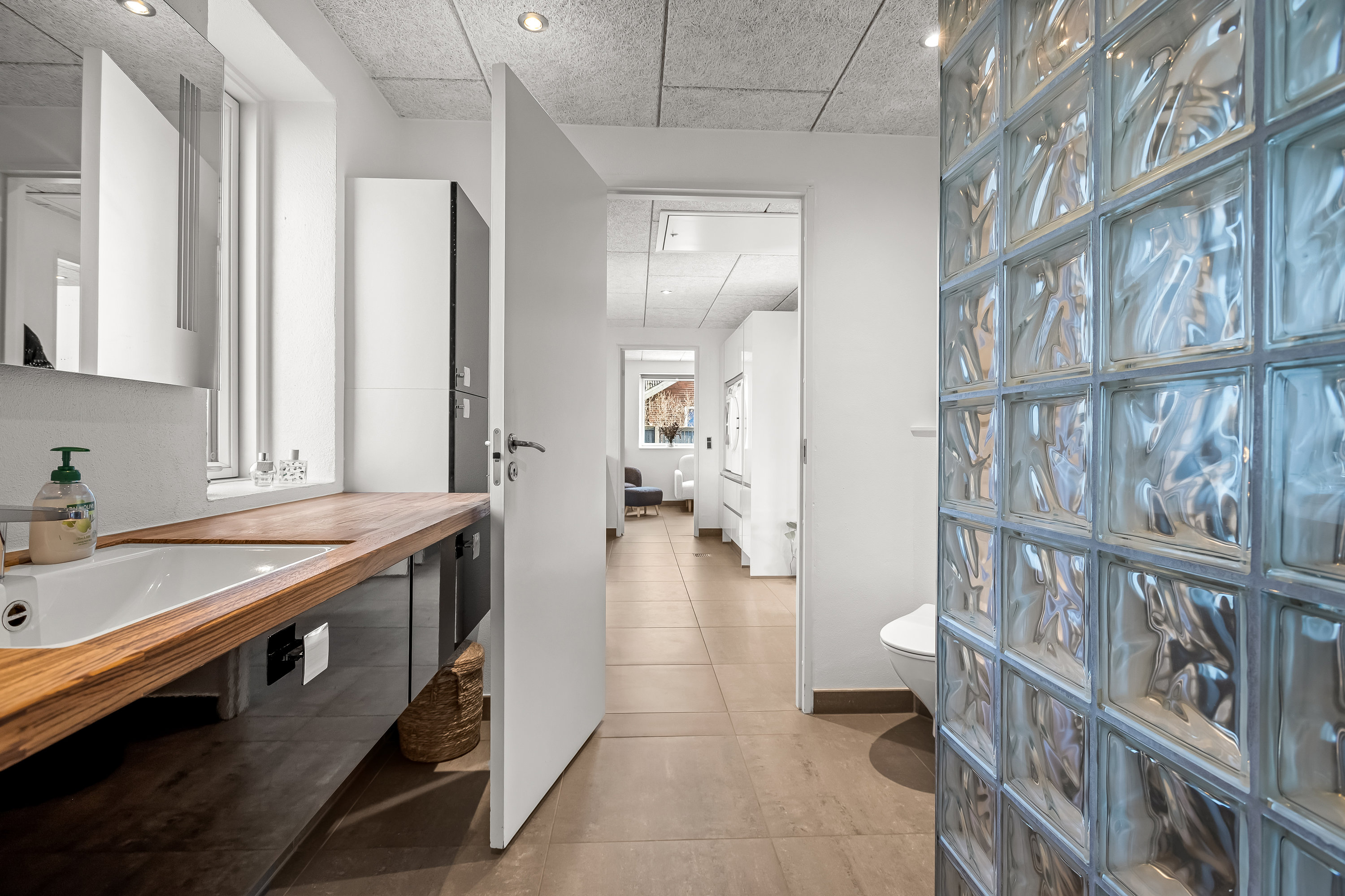 Fremhævet badeværelse billede i fuldskærmstilstand. Billede af Parallelvej 42, 6960 Hvide Sande