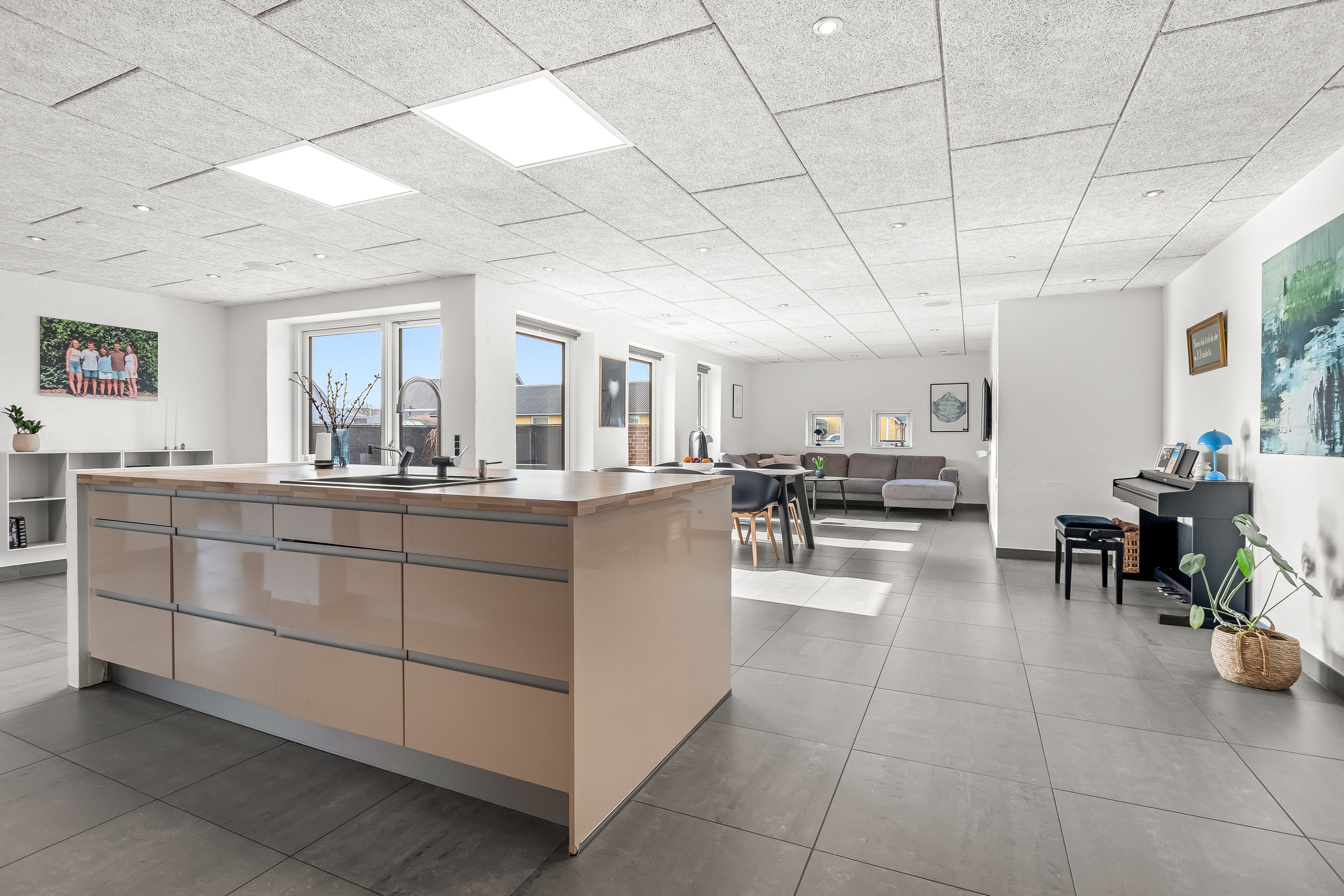 Fremhævet køkken alrum billede i fuldskærmstilstand. Billede af Parallelvej 42, 6960 Hvide Sande