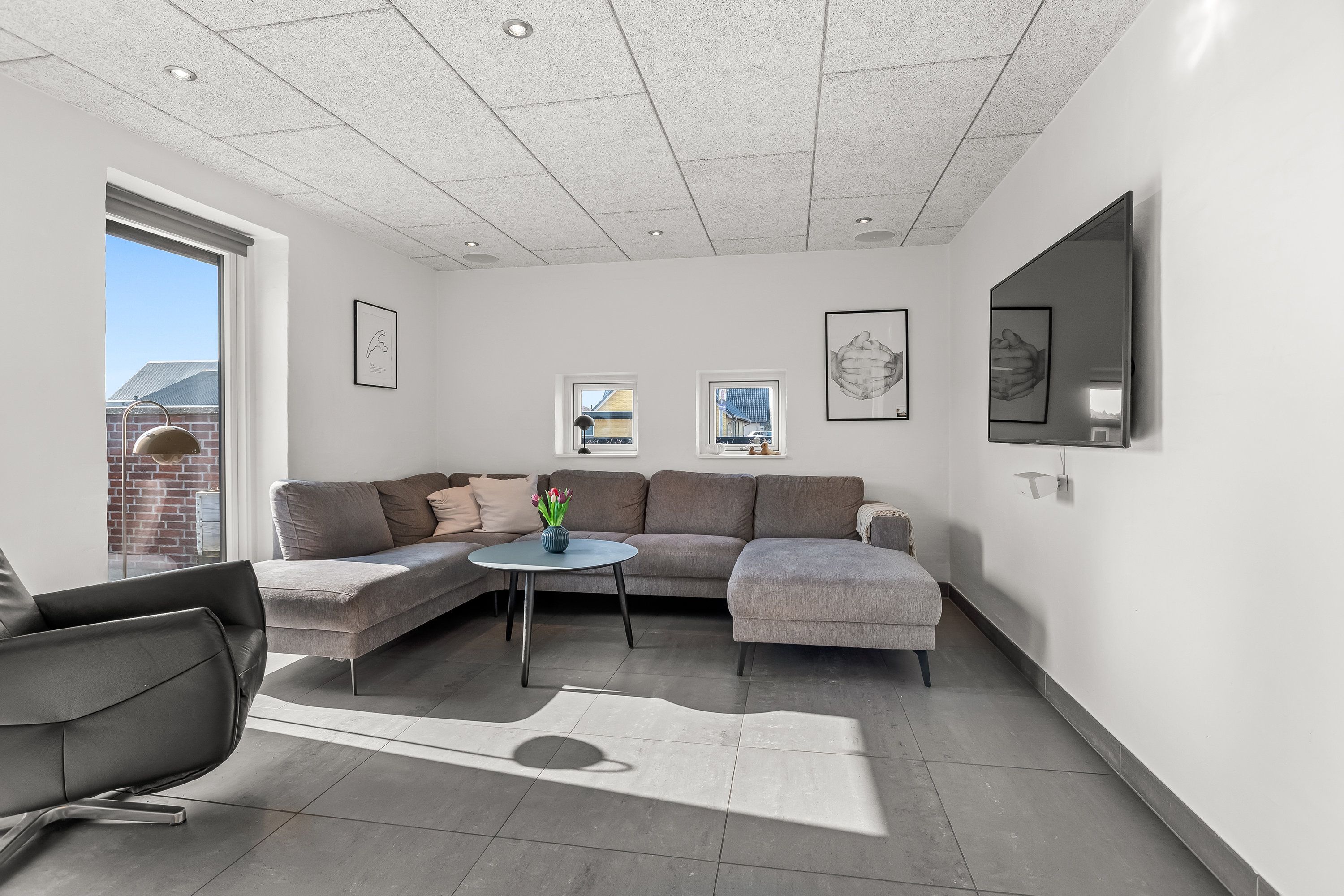 Fremhævet stue billede i fuldskærmstilstand. Billede af Parallelvej 42, 6960 Hvide Sande