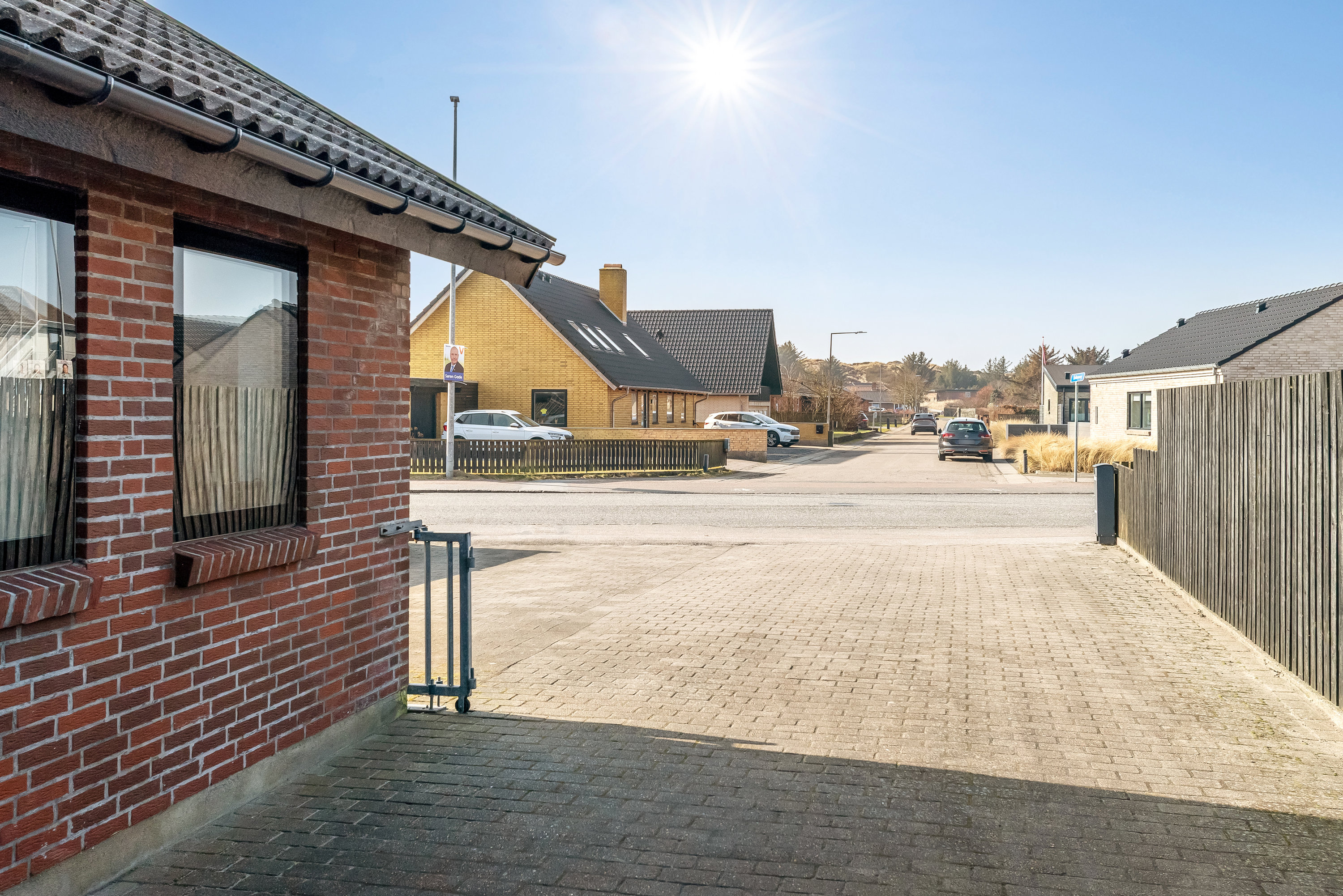 Fremhævet indkørsel billede i fuldskærmstilstand. Billede af Parallelvej 42, 6960 Hvide Sande