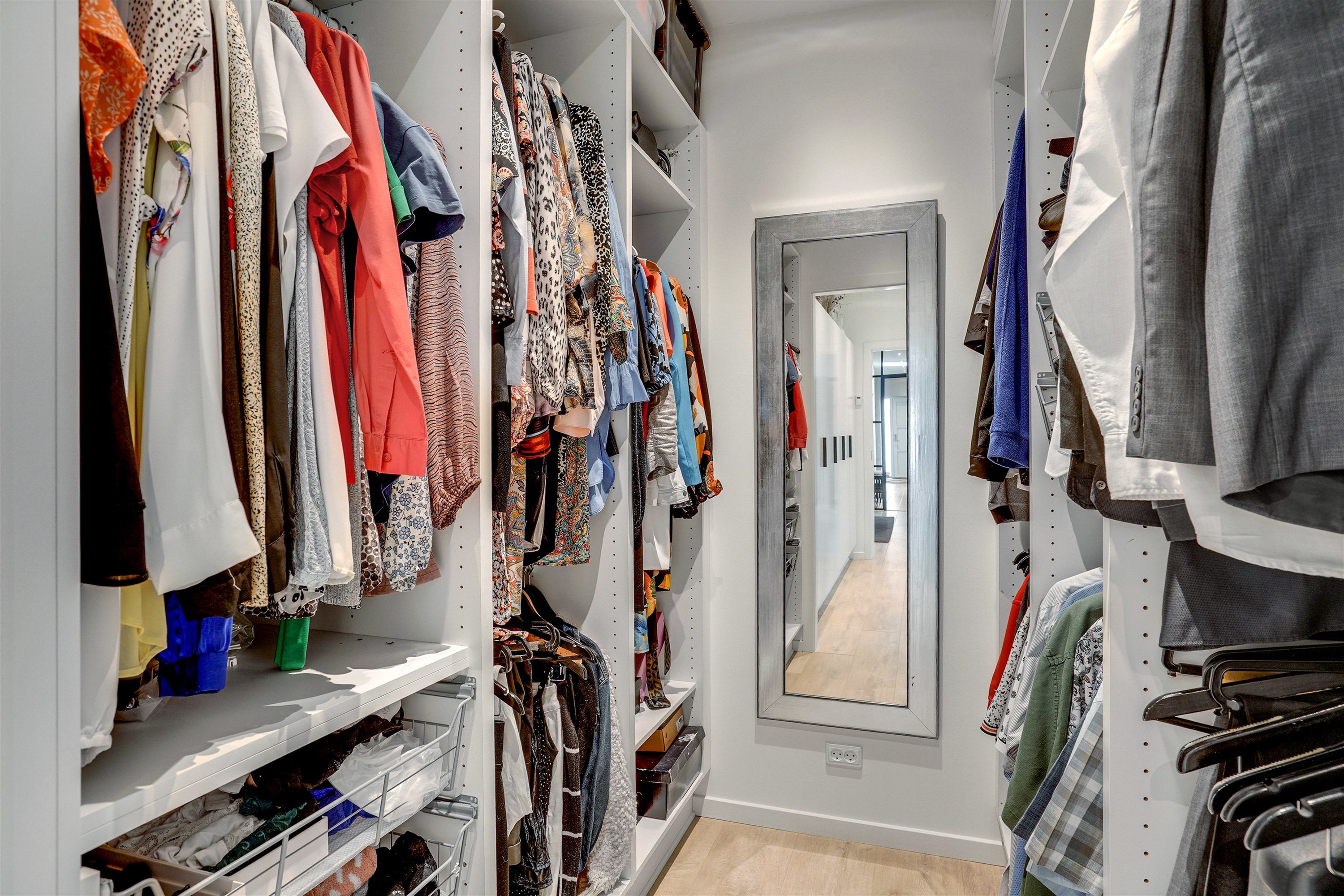 Fremhævet walkin closet billede i fuldskærmstilstand. Billede af Søholm Parkvej 45, Glamsbjerg, 5620 Glamsbjerg