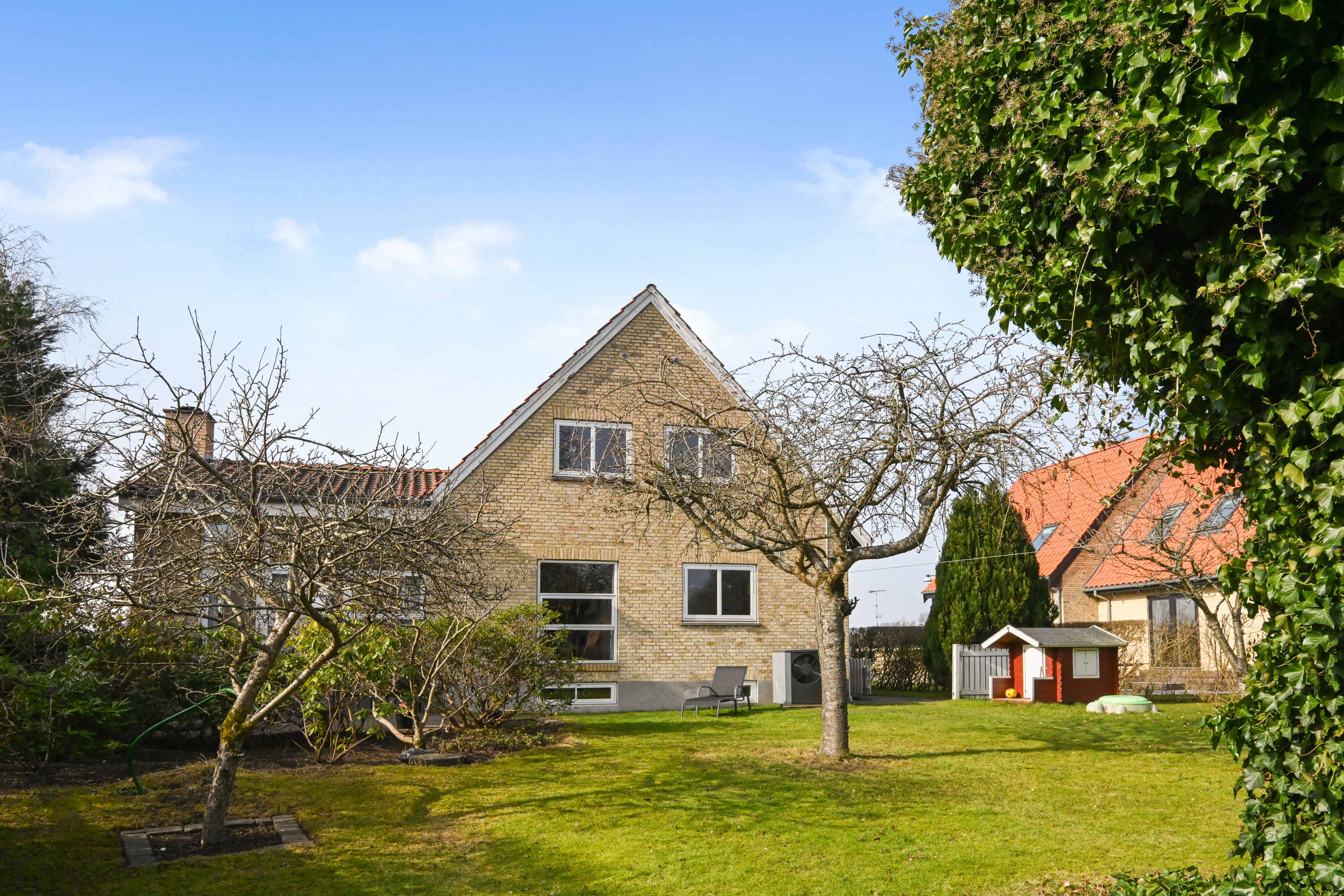 Fremhævet facade billede i fuldskærmstilstand. Billede af Soldraget 34, 3460 Birkerød