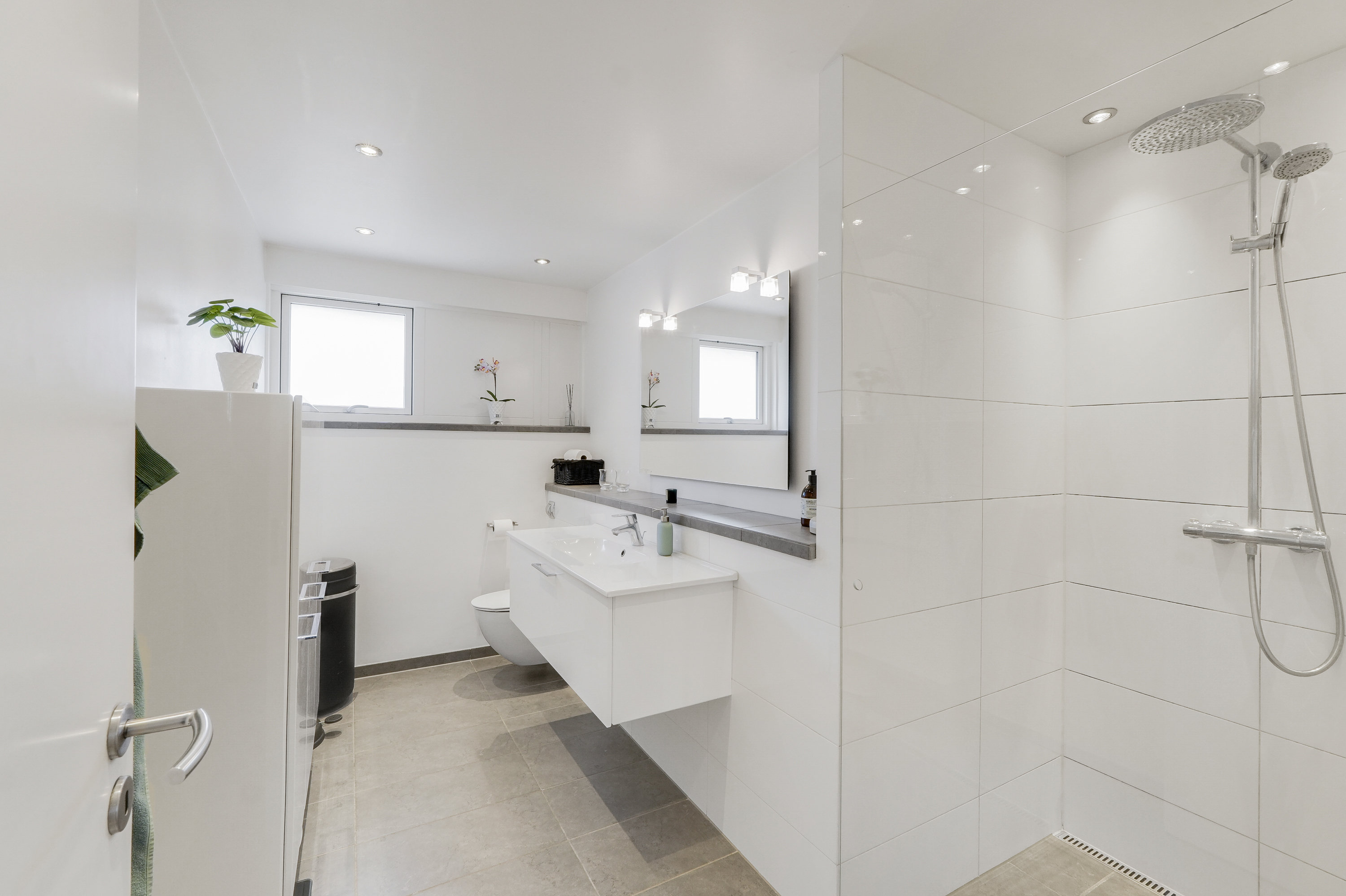 Fremhævet badeværelse billede i fuldskærmstilstand. Billede af Axel Juels Alle 15, 2750 Ballerup