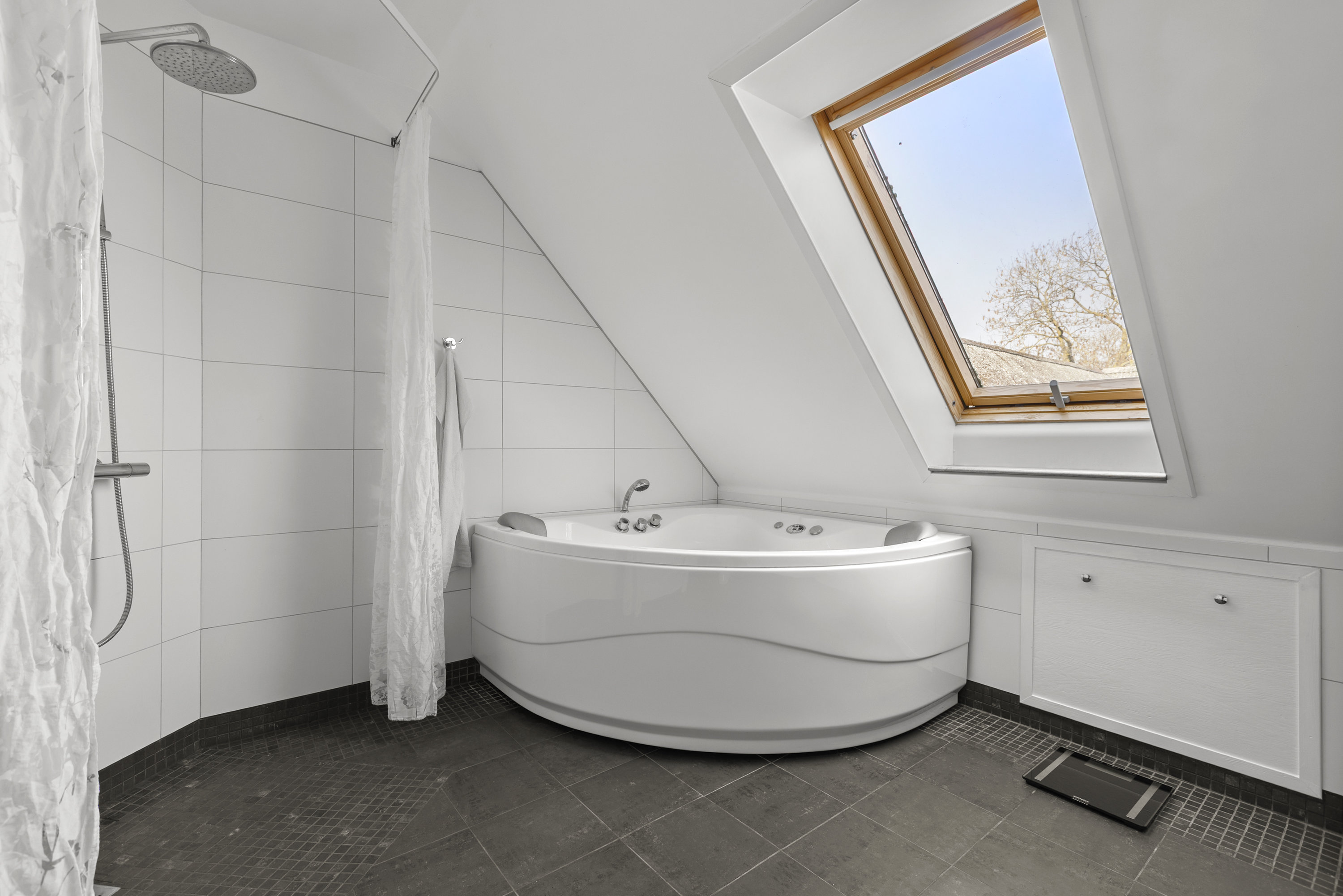 Fremhævet badeværelse billede i fuldskærmstilstand. Billede af Nordvejen 3, Vellerup, 4050 Skibby