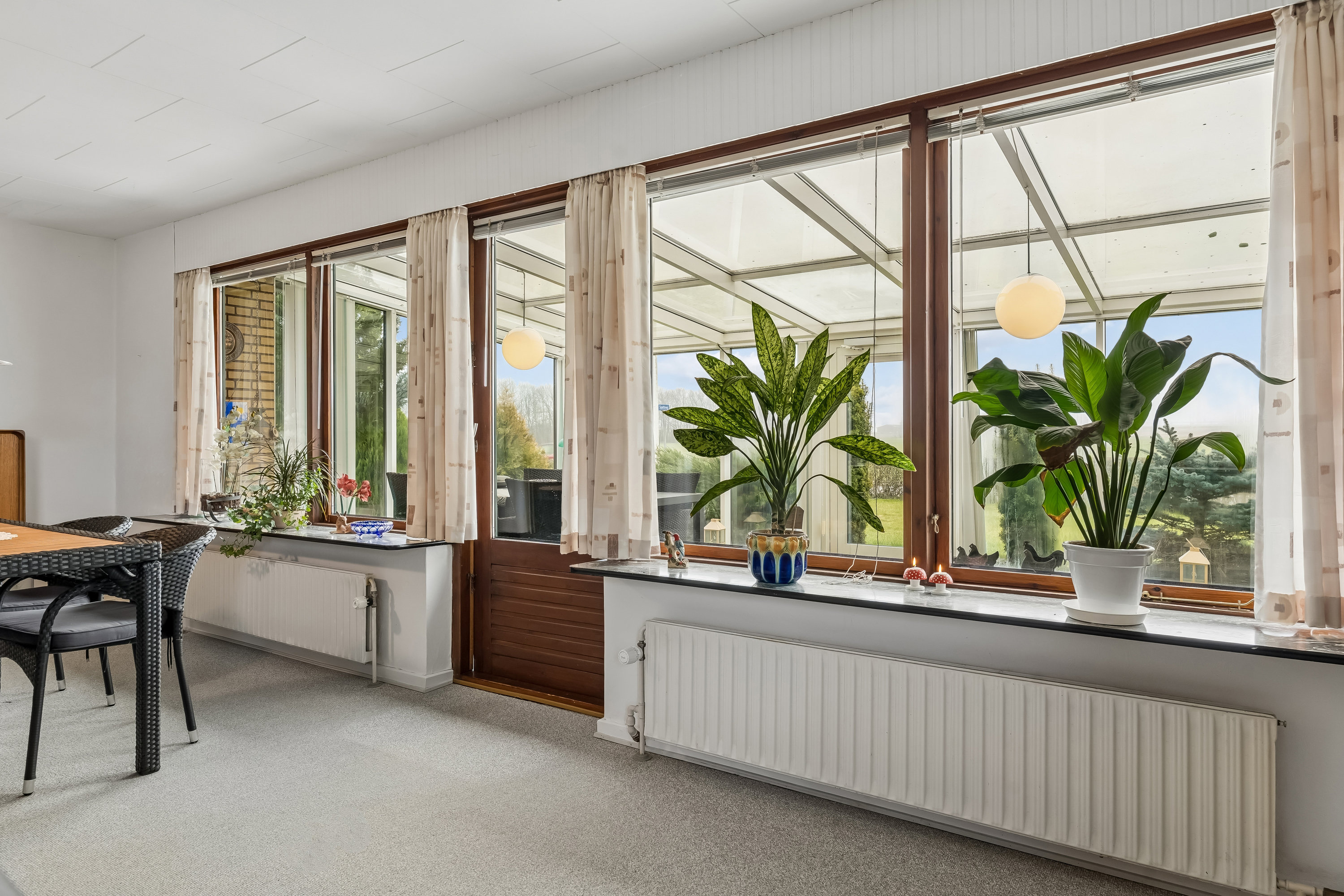 Fremhævet stue billede i fuldskærmstilstand. Billede af Spættevej 1, Ø Snede, 8723 Løsning