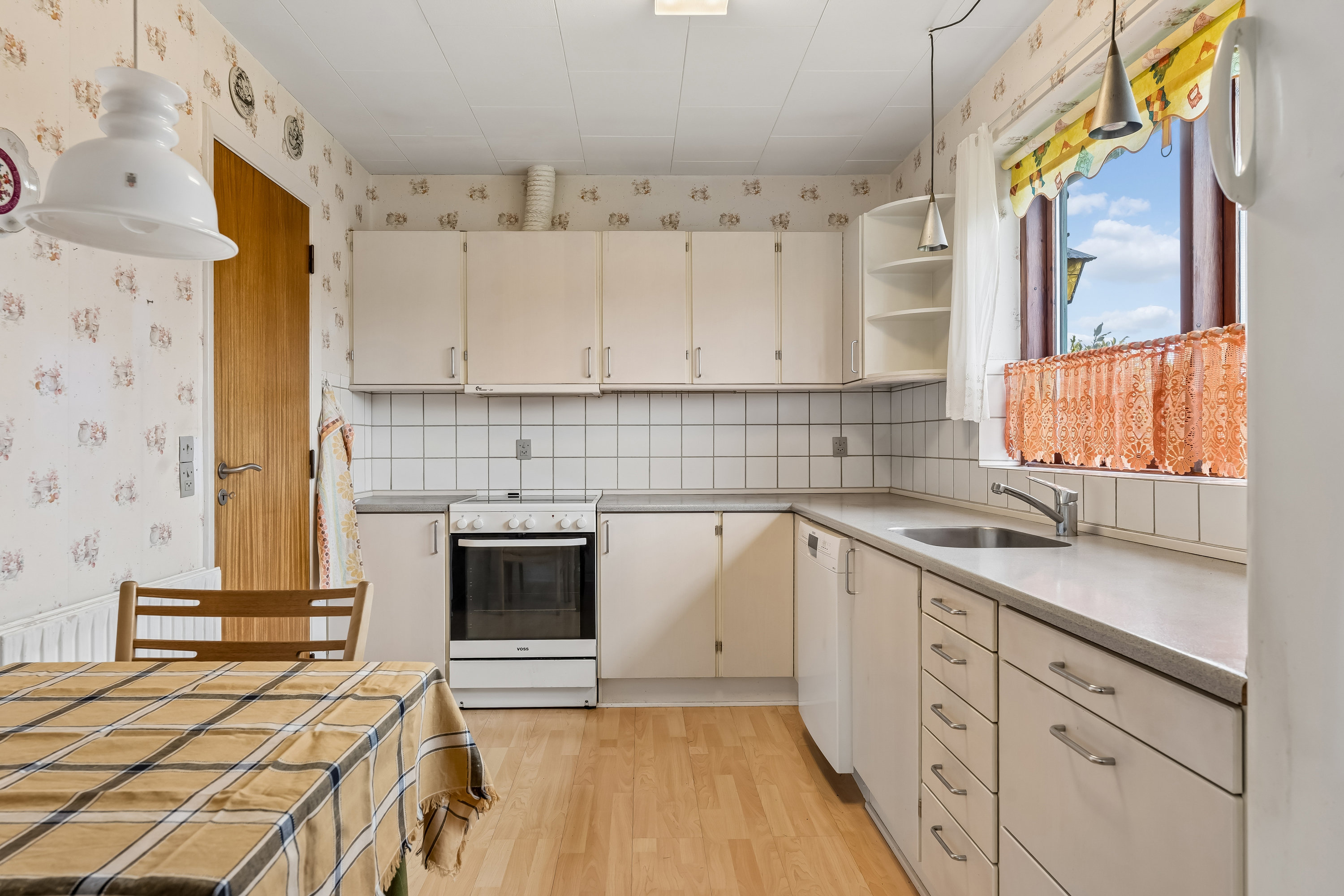 Fremhævet køkken billede i fuldskærmstilstand. Billede af Spættevej 1, Ø Snede, 8723 Løsning