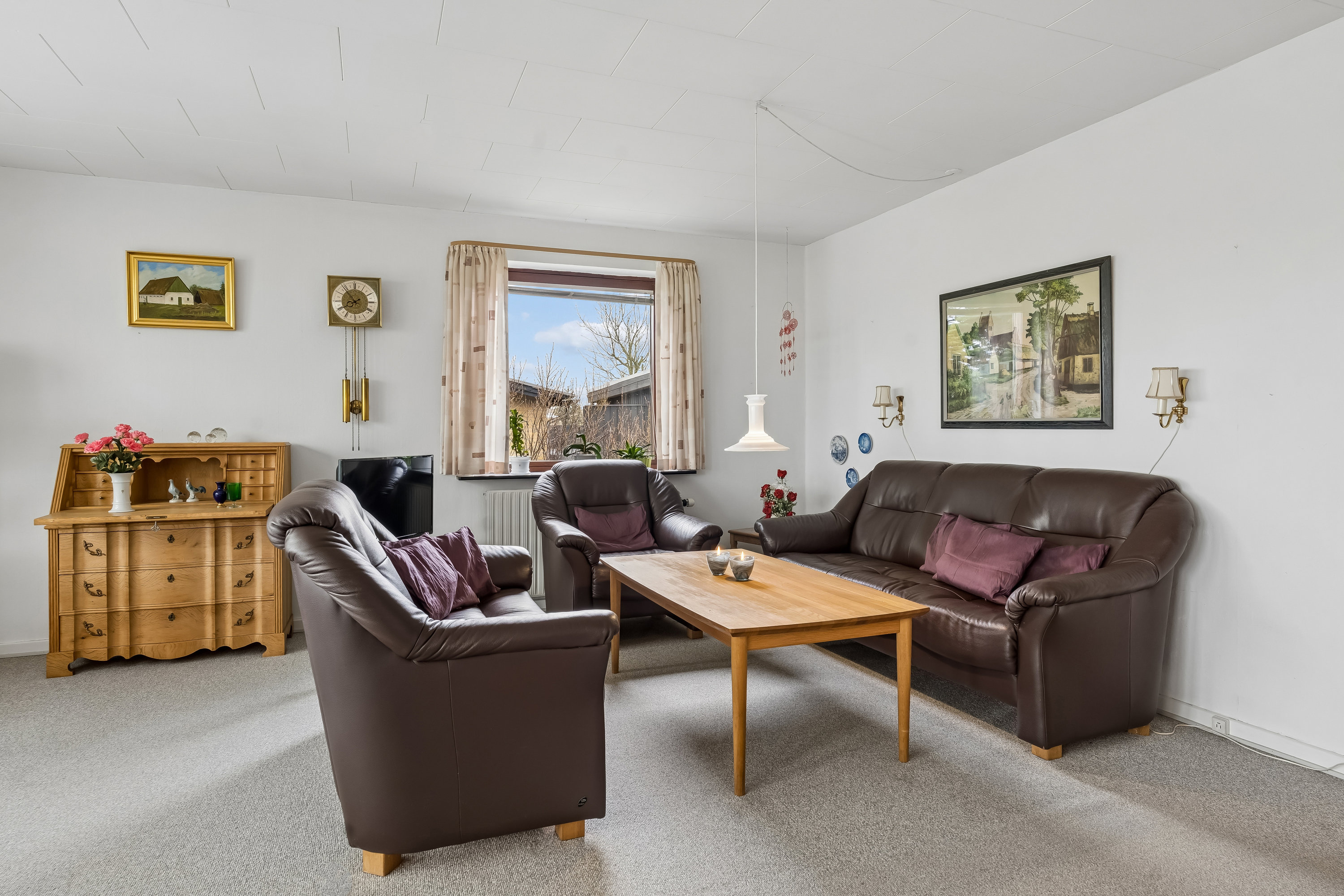 Fremhævet stue billede i fuldskærmstilstand. Billede af Spættevej 1, Ø Snede, 8723 Løsning